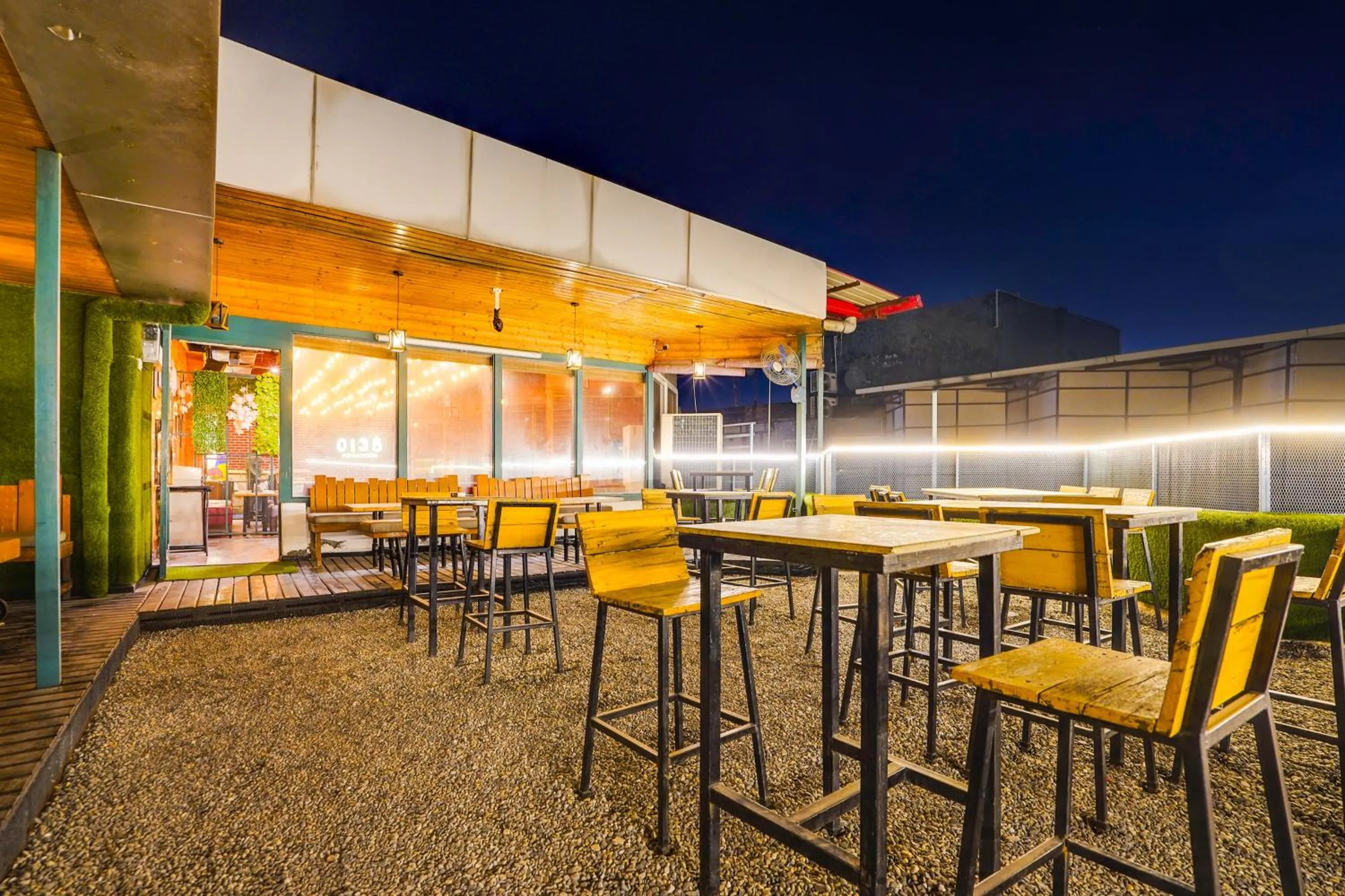 Restaurant/places to eat in Super Townhouse Oak Silver City Chowk Formerly HW Residency