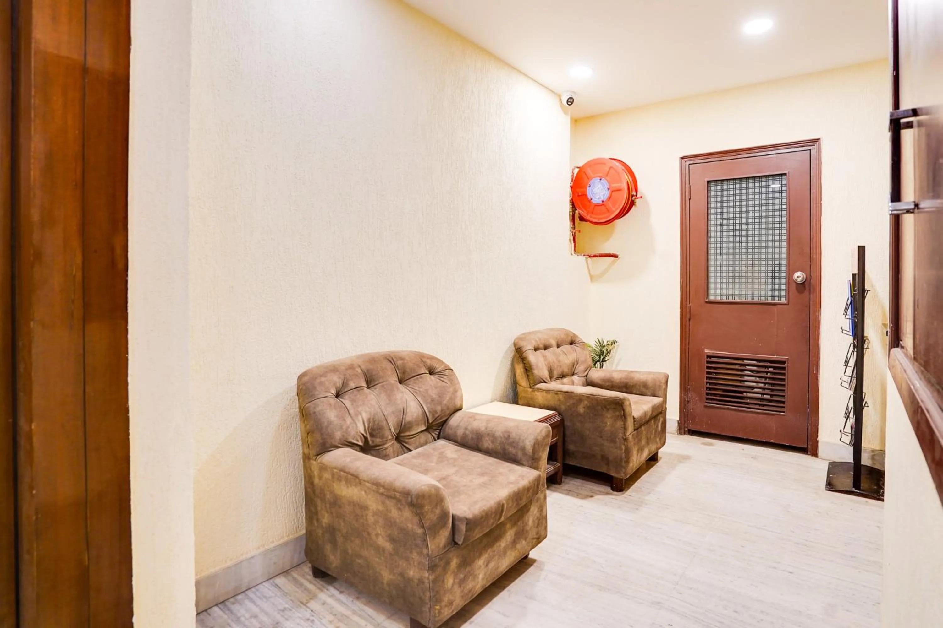 Restaurant/places to eat in Super Townhouse Oak Silver City Chowk Formerly HW Residency