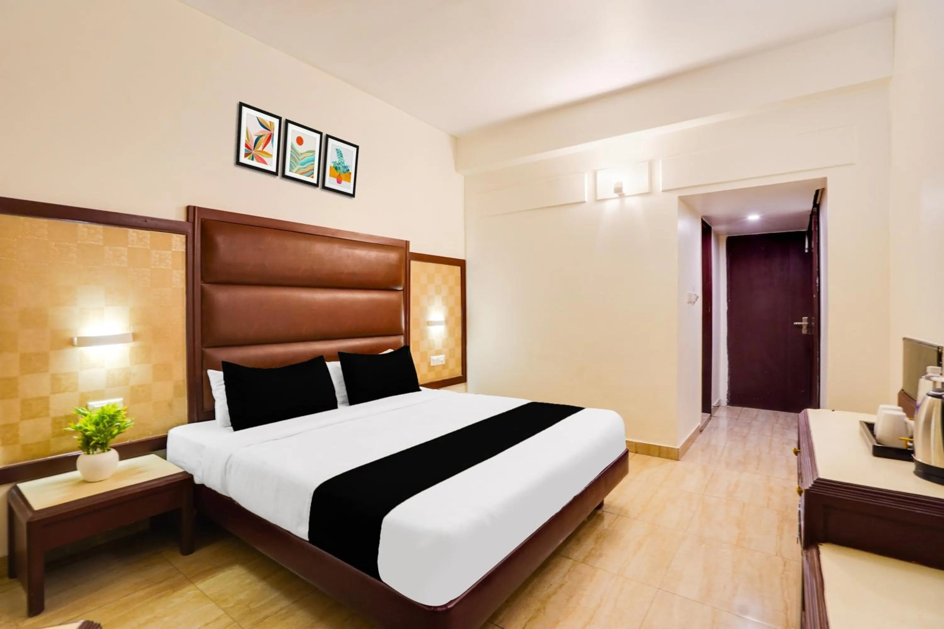 Bedroom, Bed in Super Townhouse Oak Silver City Chowk Formerly HW Residency