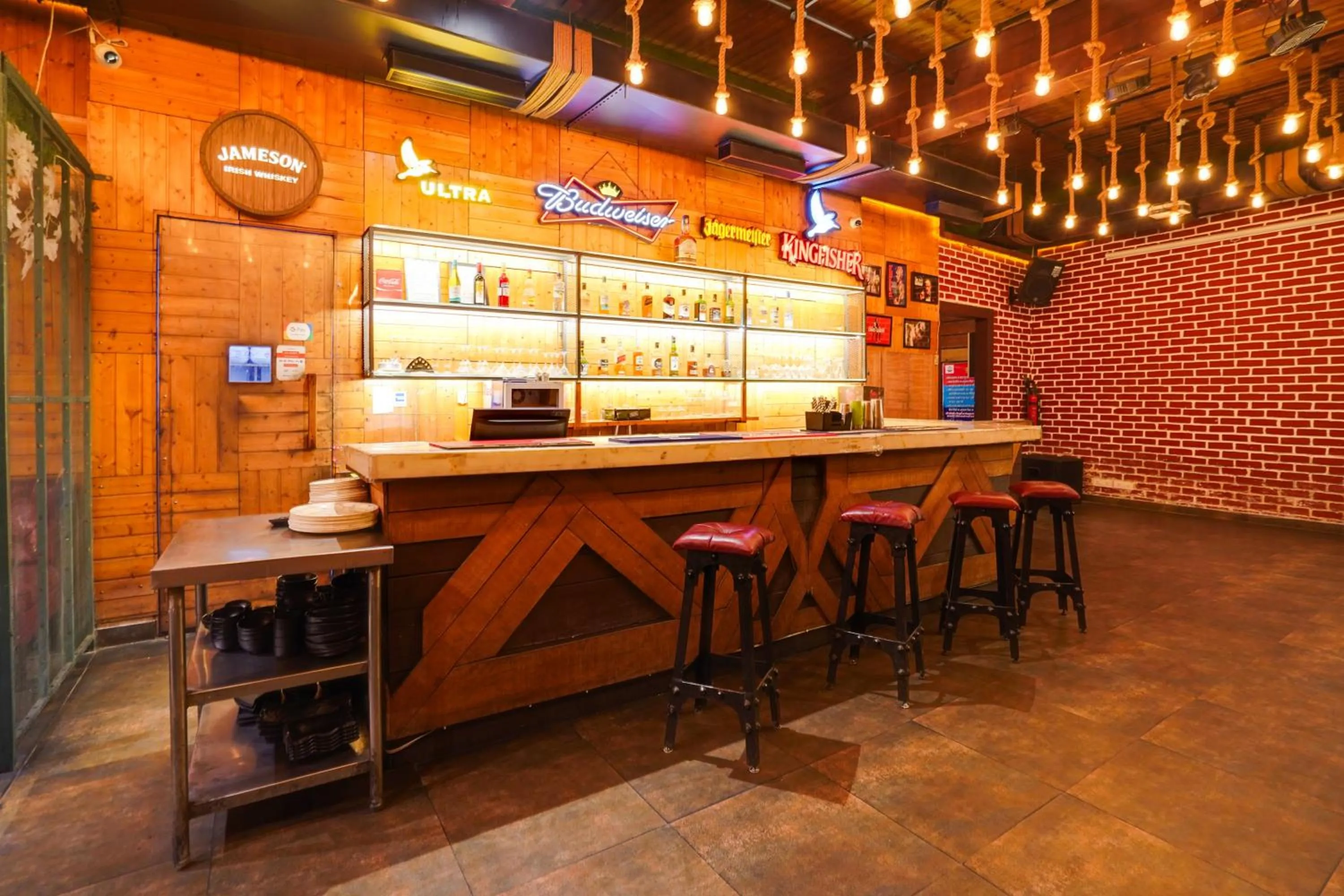 Restaurant/places to eat in Super Townhouse Oak Silver City Chowk Formerly HW Residency