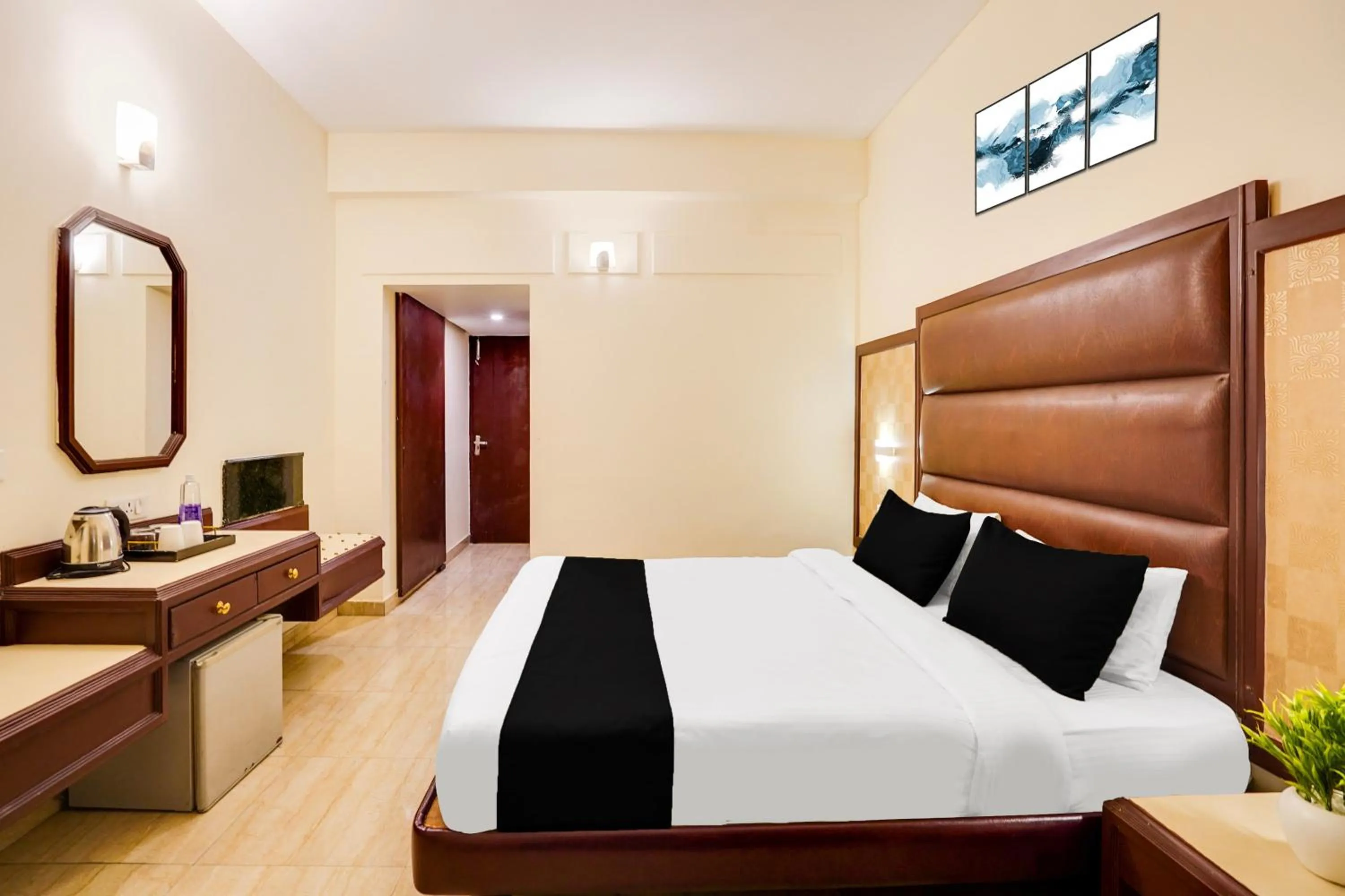 Bedroom, Bed in Super Townhouse Oak Silver City Chowk Formerly HW Residency