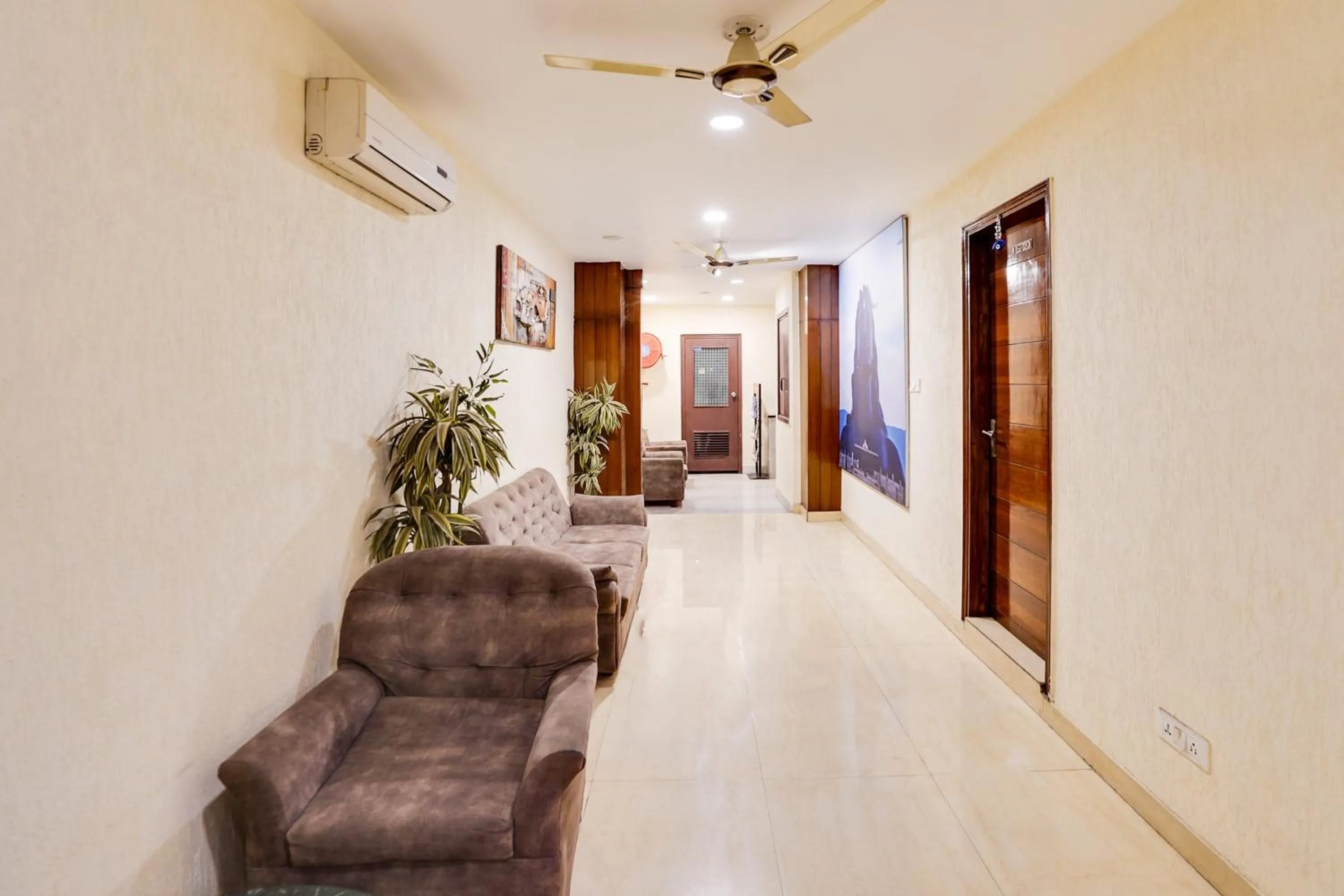 Restaurant/places to eat in Super Townhouse Oak Silver City Chowk Formerly HW Residency