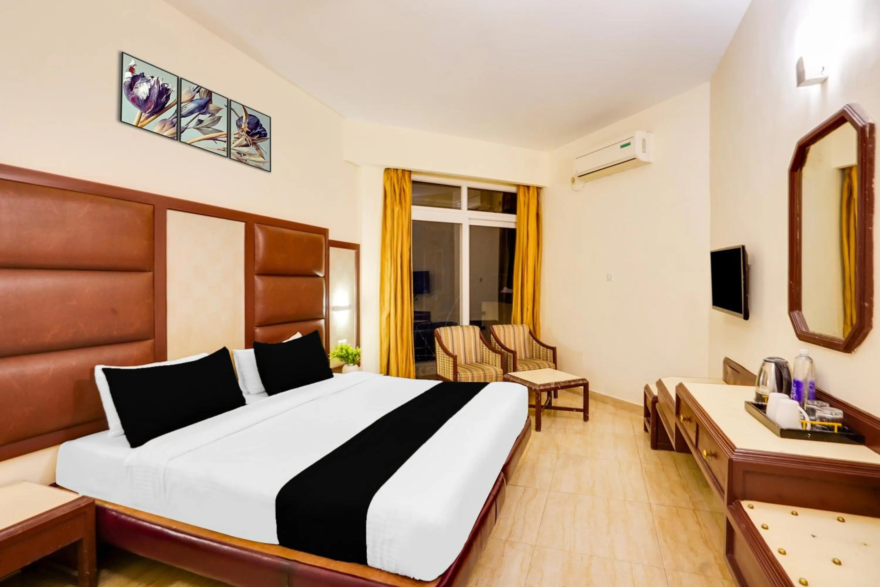 Bedroom, Bed in Super Townhouse Oak Silver City Chowk Formerly HW Residency