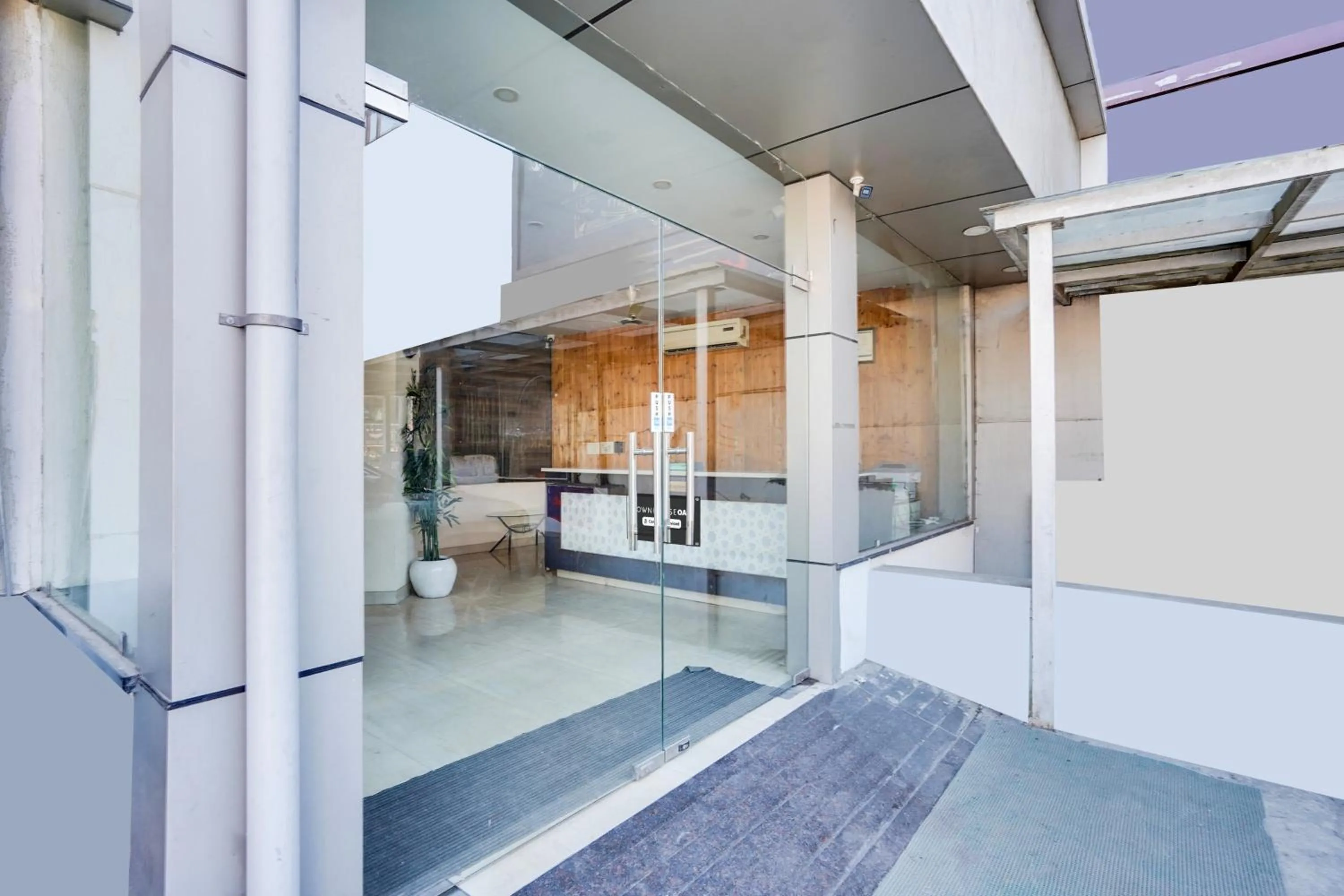 Facade/entrance in Super Townhouse Oak Silver City Chowk Formerly HW Residency