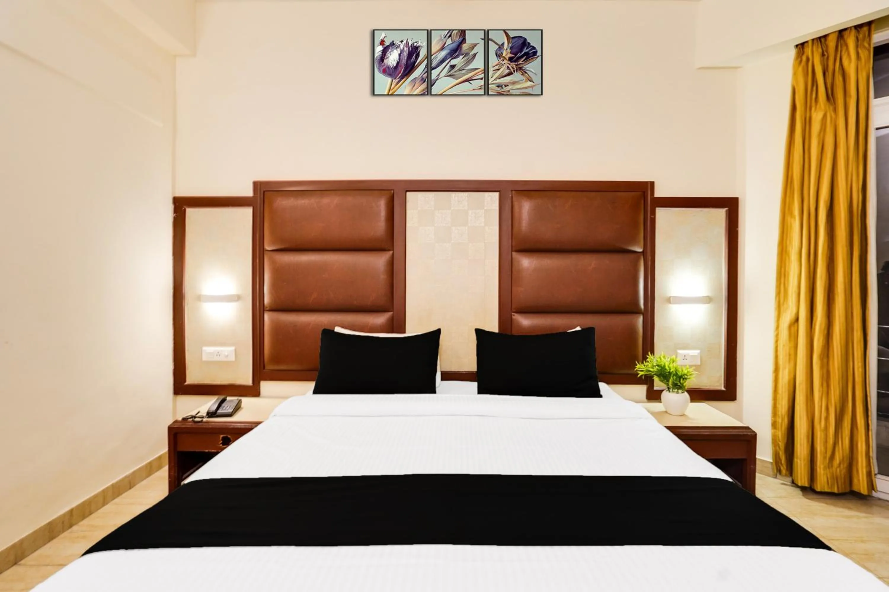 Bedroom, Bed in Super Townhouse Oak Silver City Chowk Formerly HW Residency