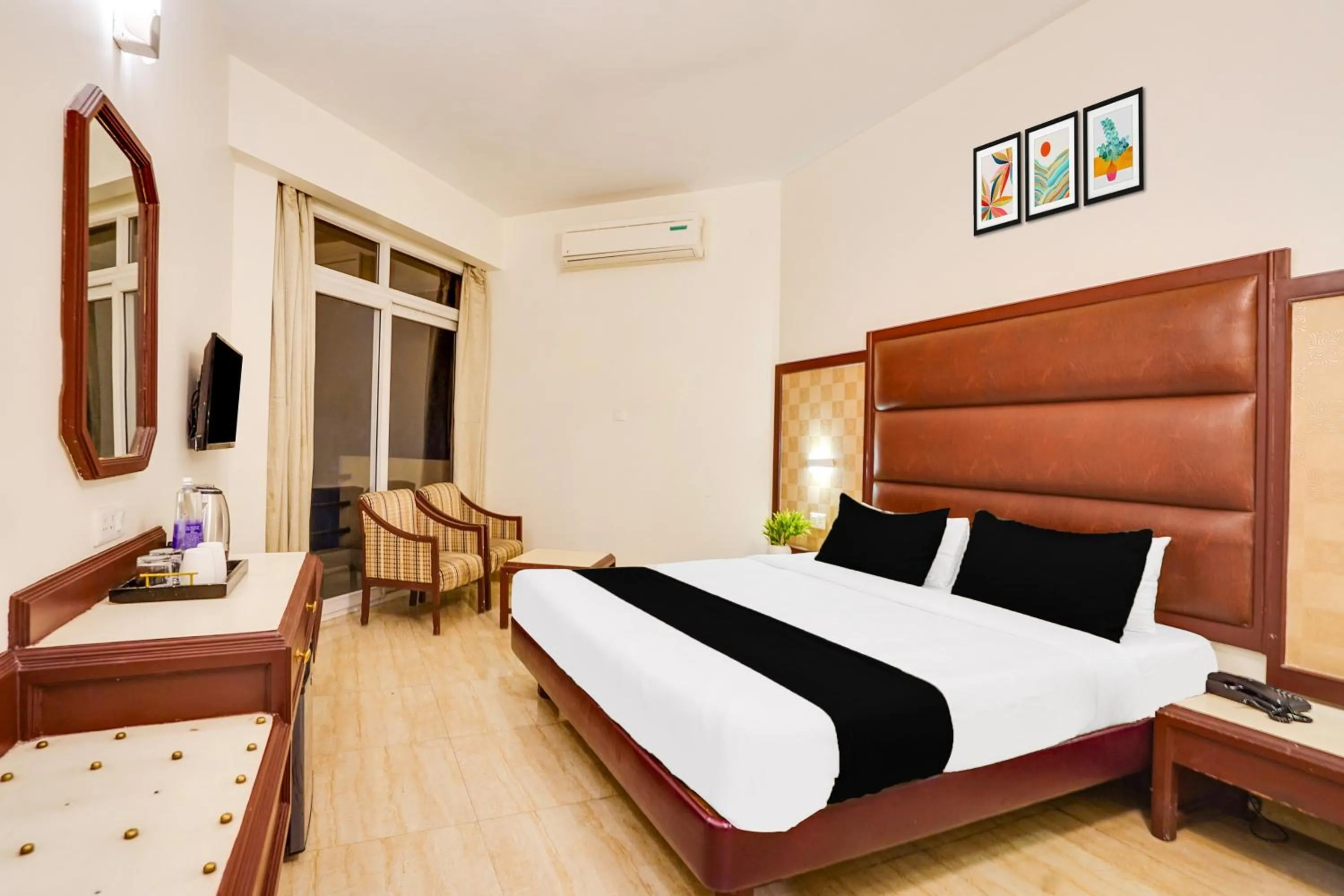 Bedroom, Bed in Super Townhouse Oak Silver City Chowk Formerly HW Residency