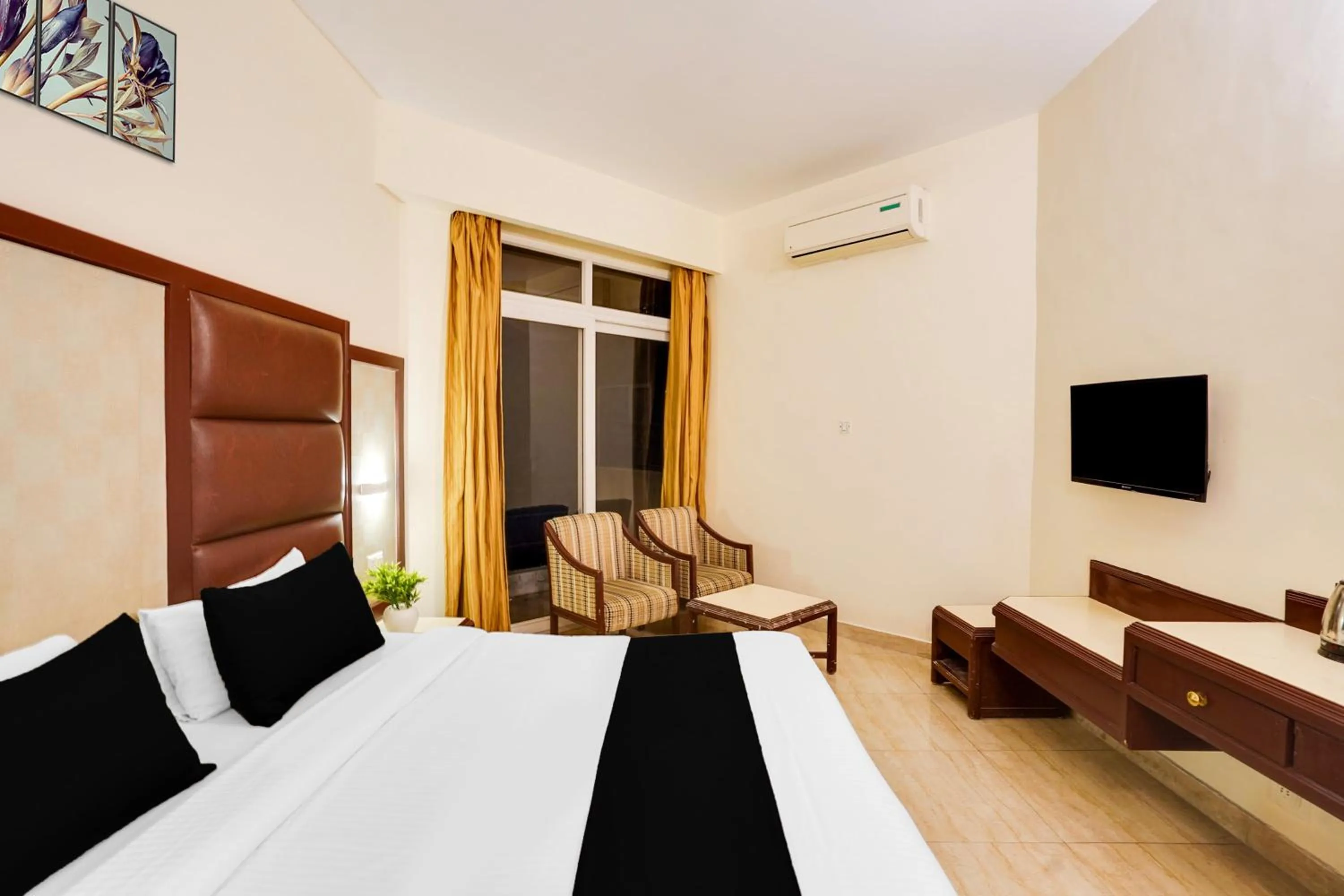 Bedroom, Bed in Super Townhouse Oak Silver City Chowk Formerly HW Residency