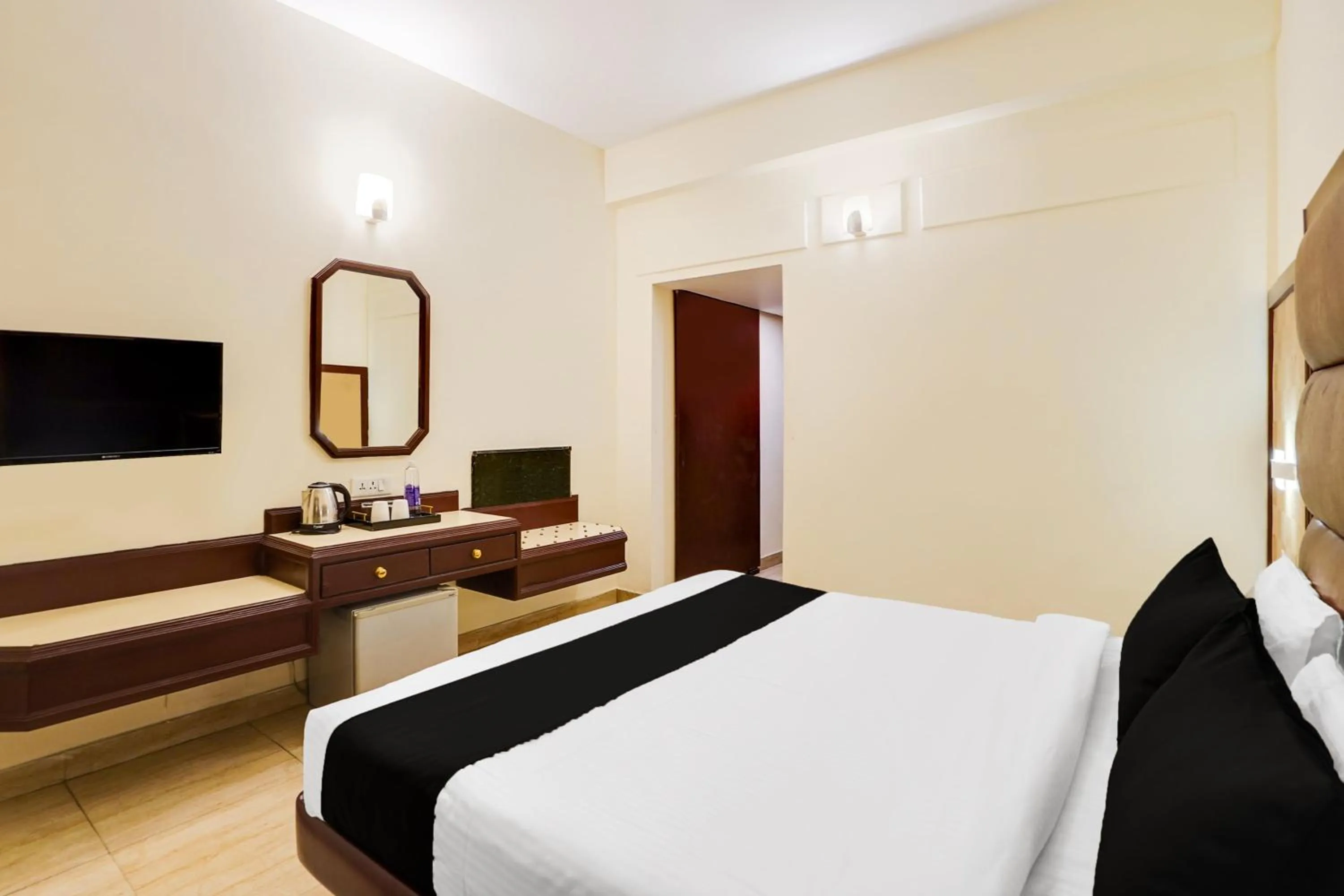 Bedroom, Bed in Super Townhouse Oak Silver City Chowk Formerly HW Residency