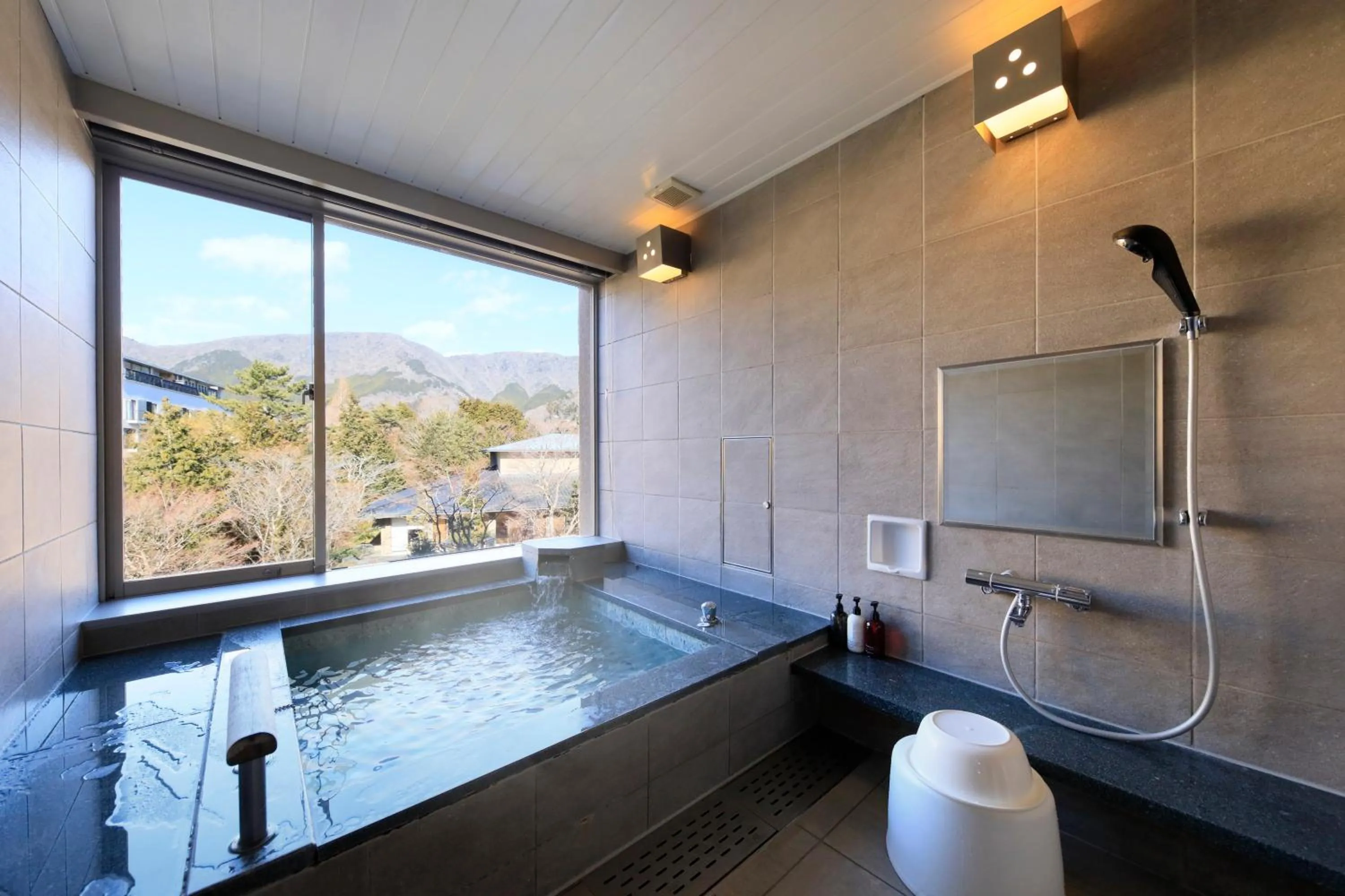 Hot Spring Bath in Hakone Hisui