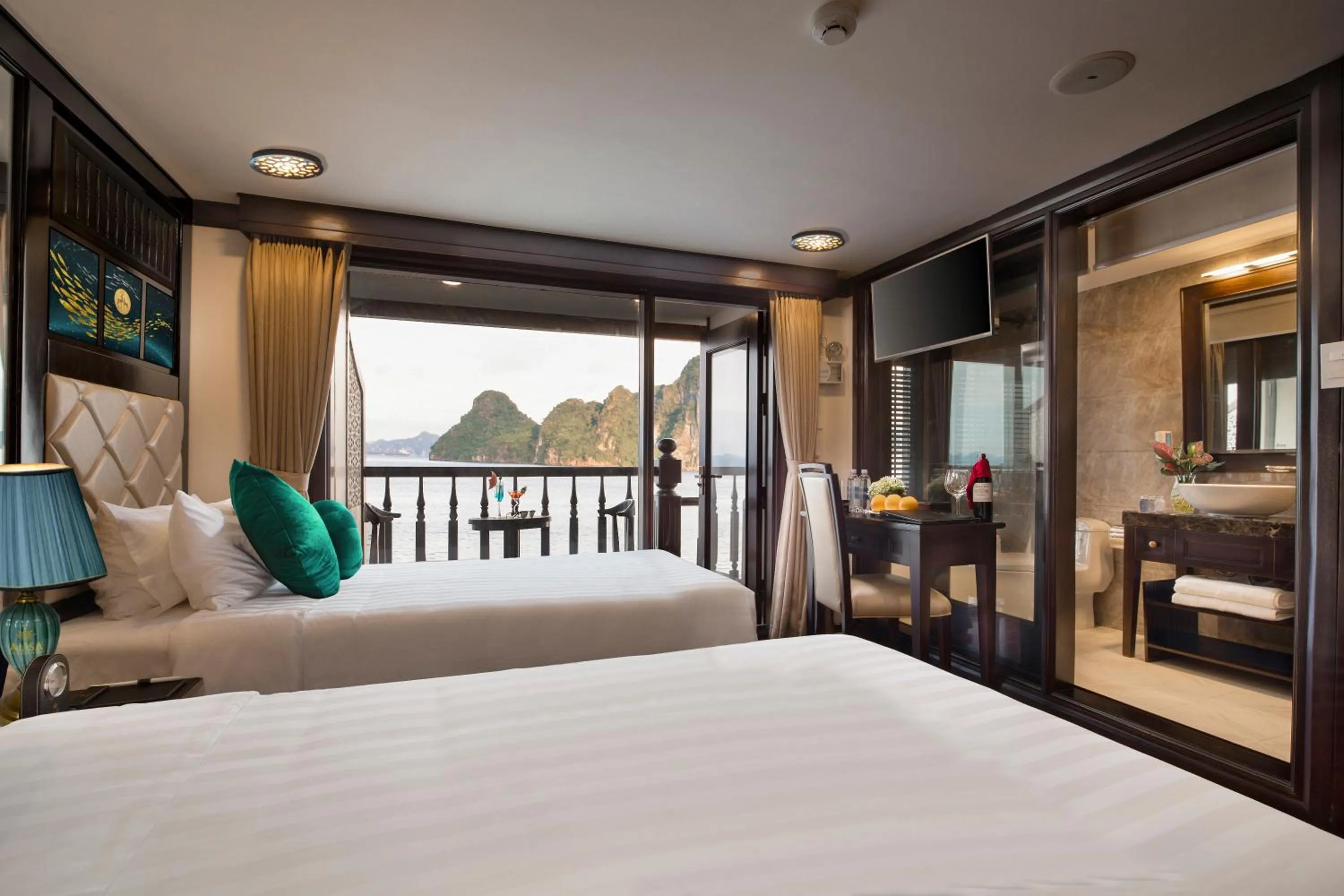 Bed in Alisa Cruise Halong