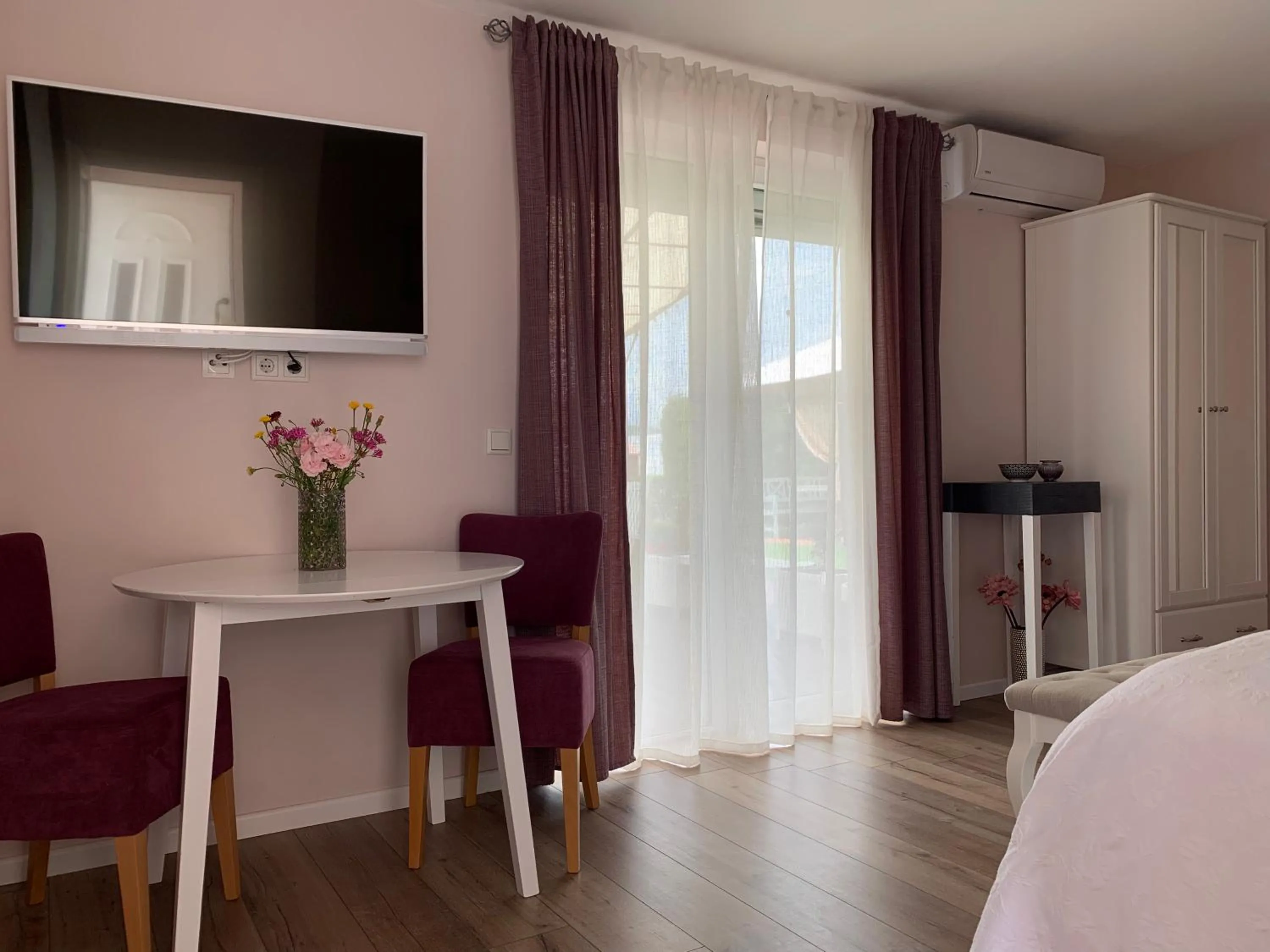 Bed in Pool Apartments Plitvice Lakes