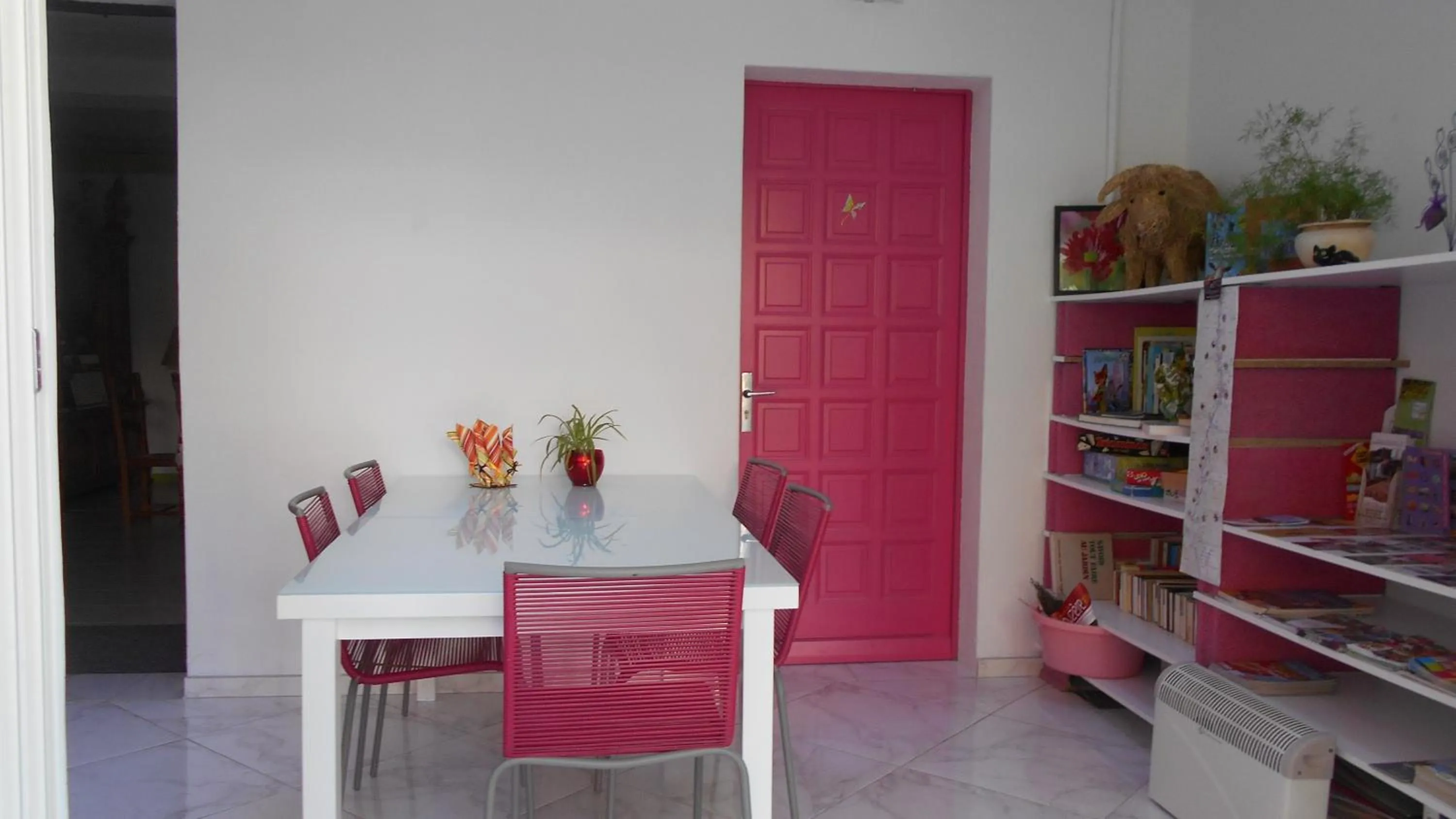 Communal lounge/ TV room in Louminai