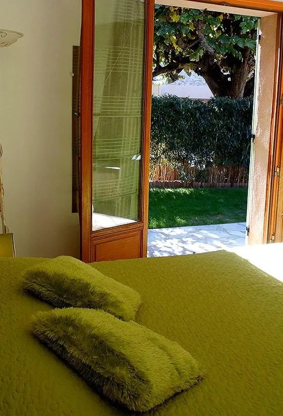 Photo of the whole room in Louminai