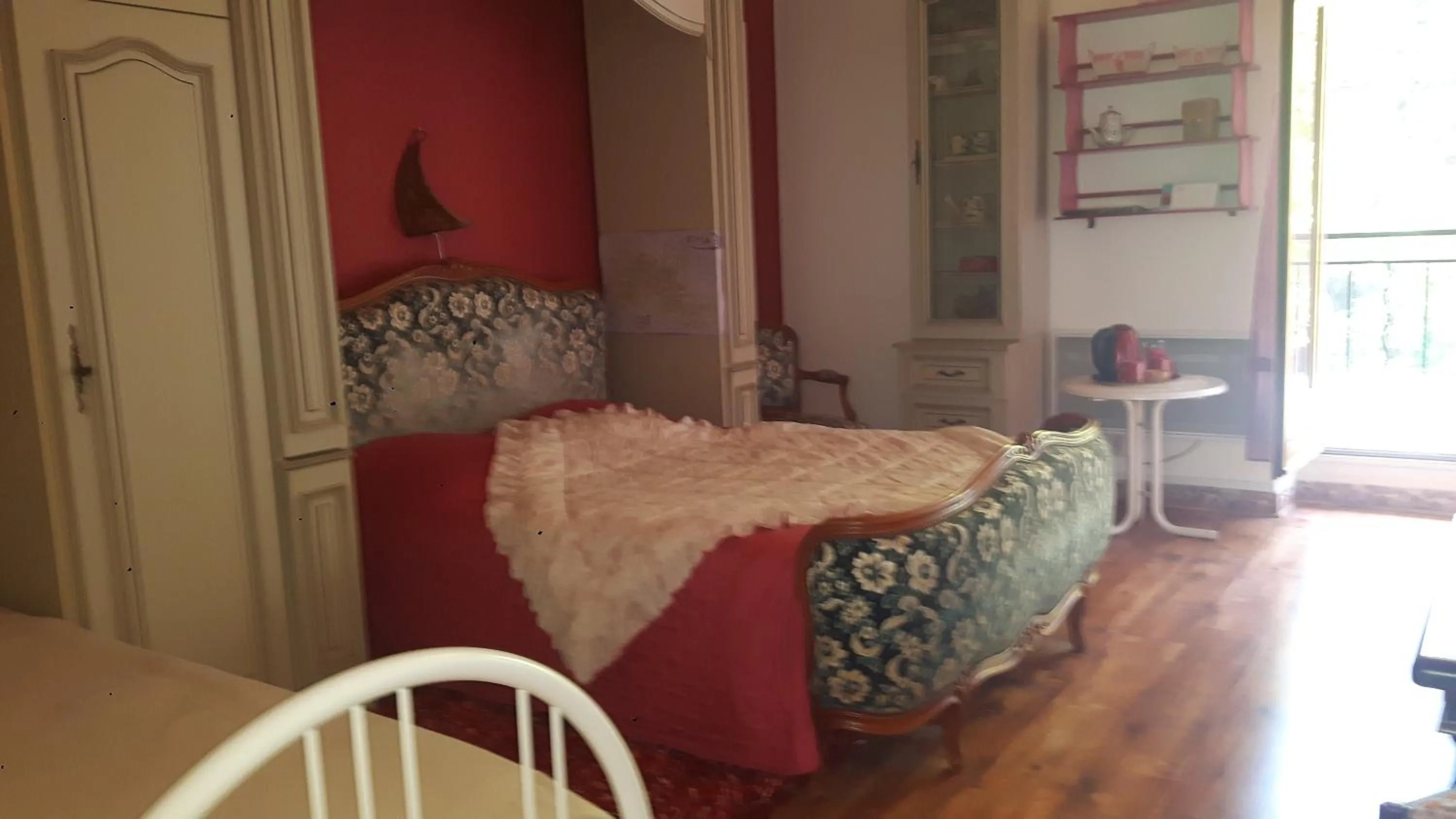 Photo of the whole room in Louminai