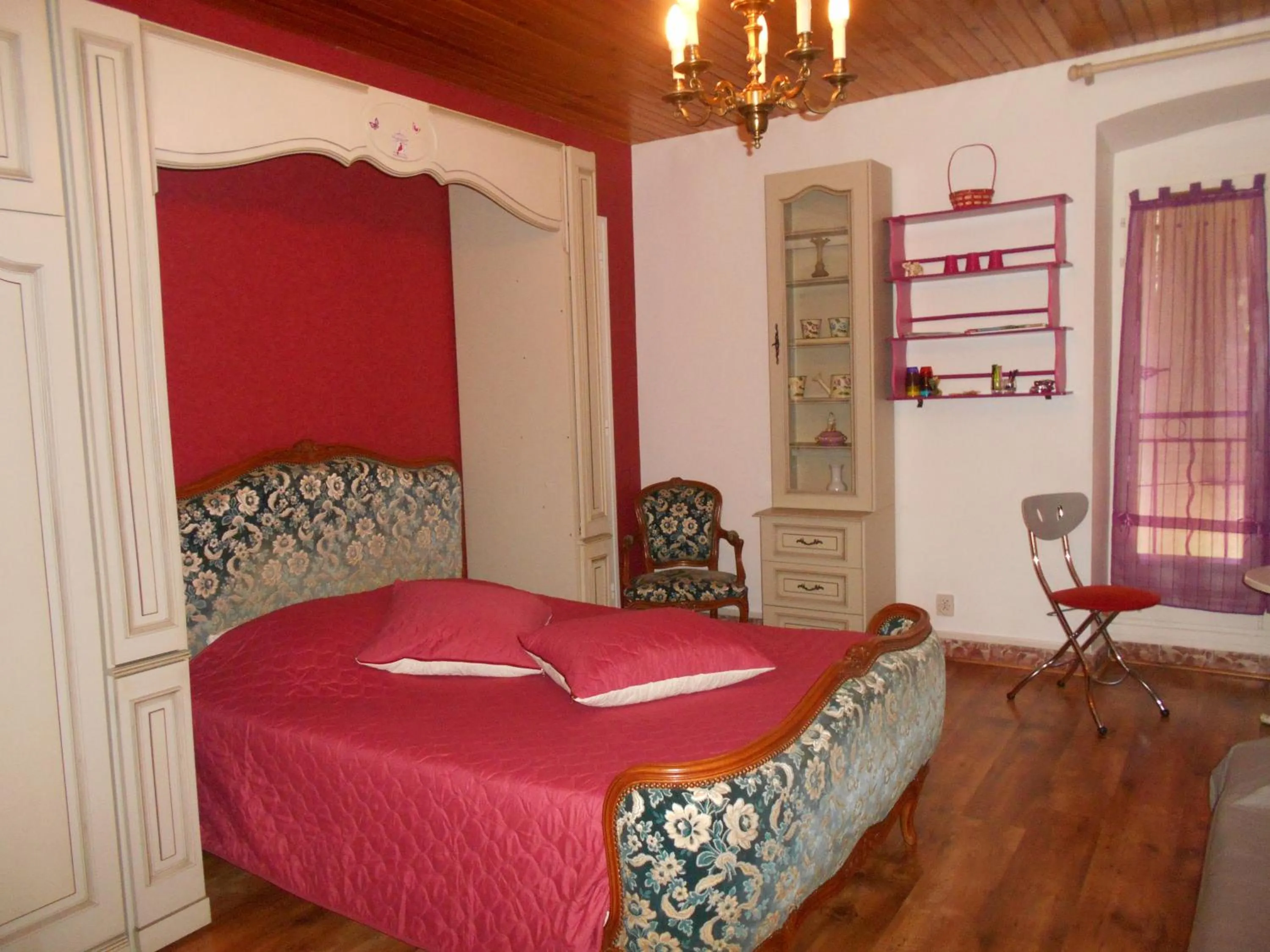 Photo of the whole room in Louminai