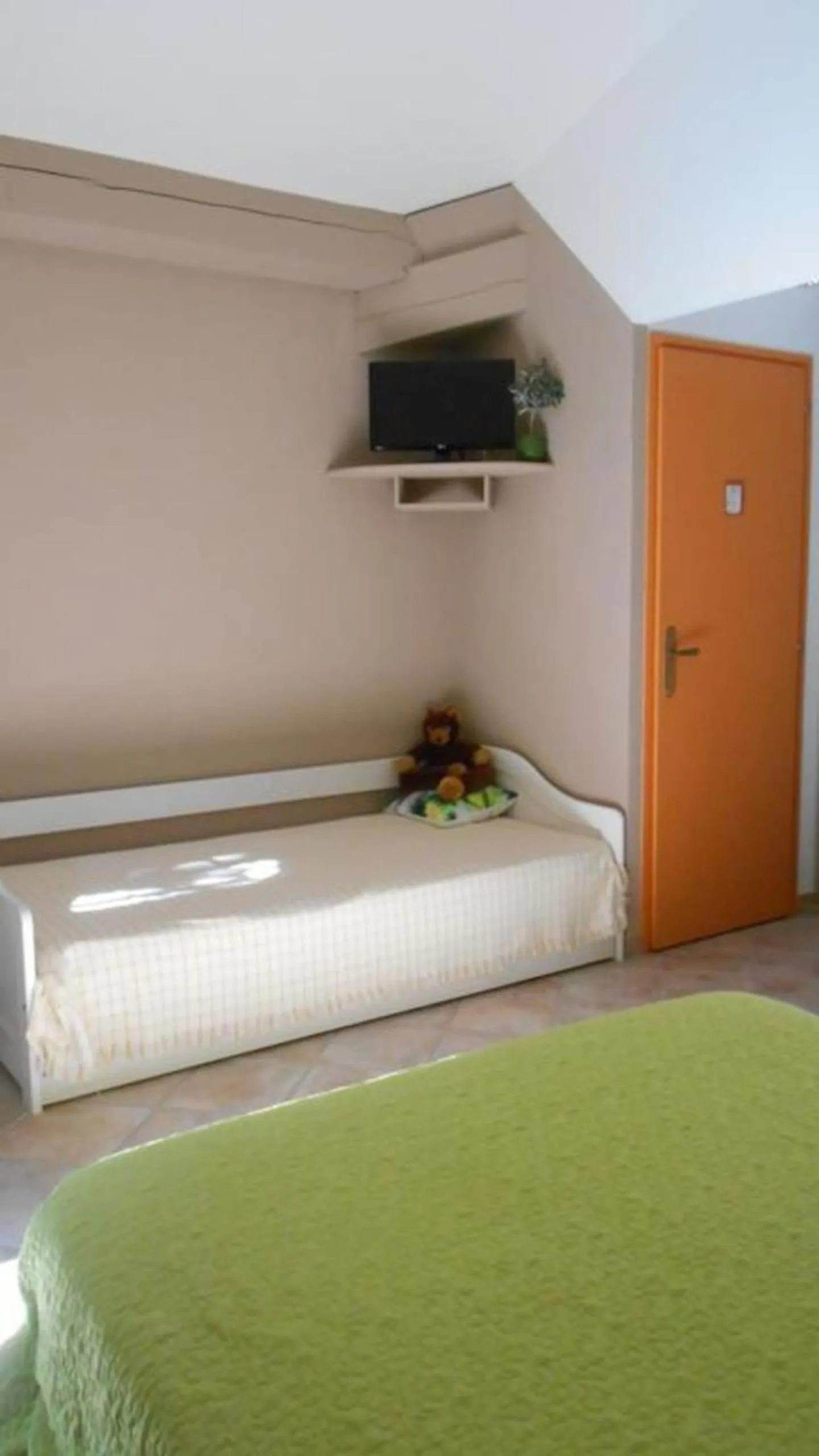 Photo of the whole room in Louminai