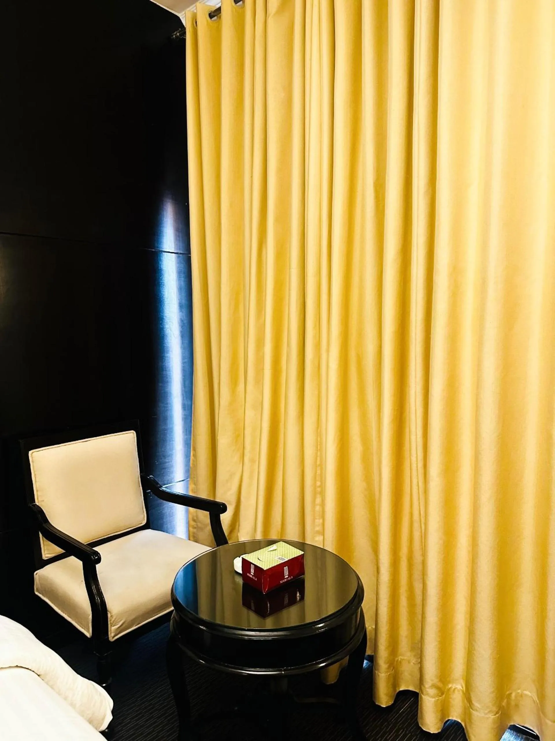 Seating area, Bed in Hotel Margala