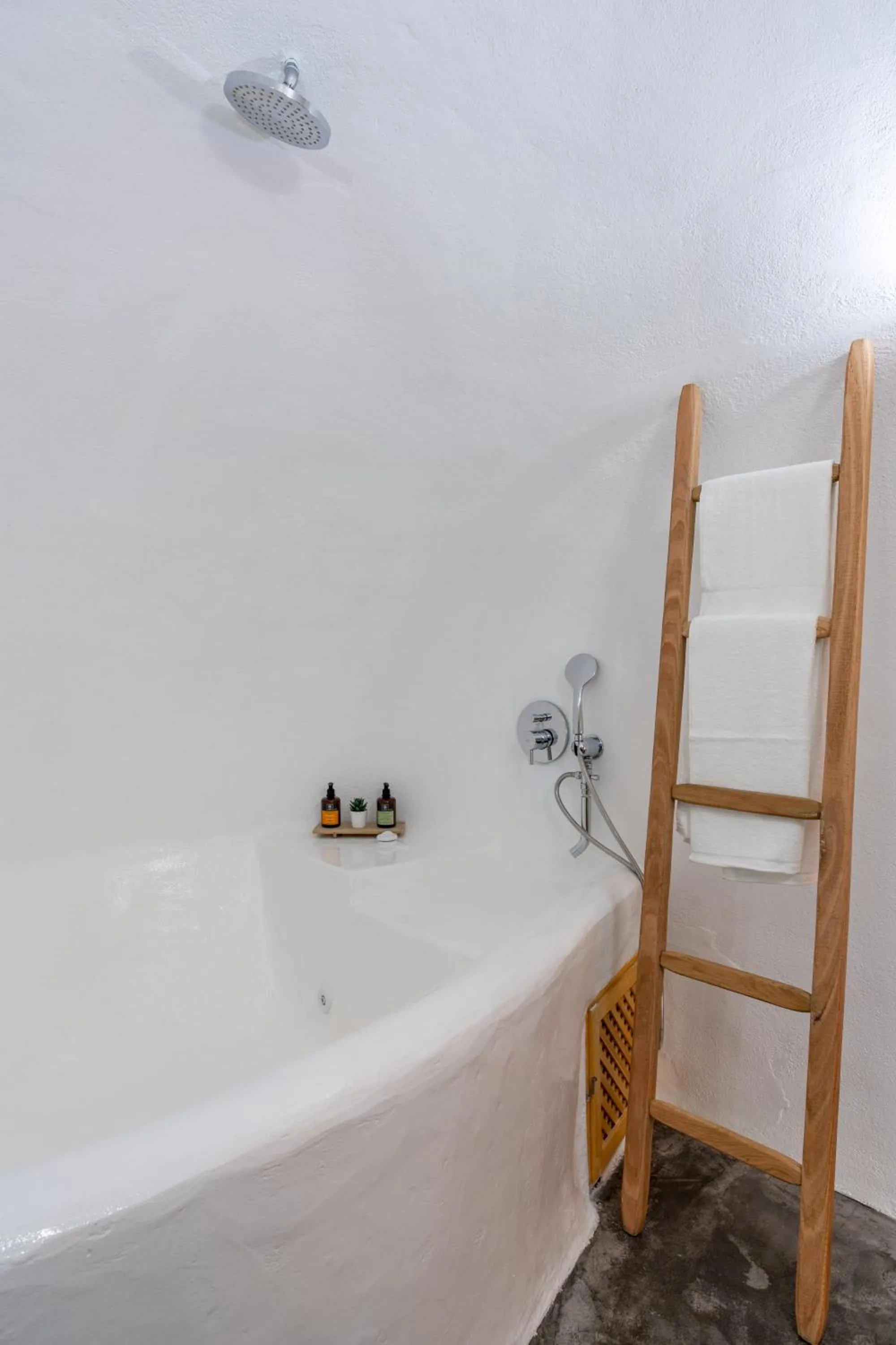 Hot Tub in Akron Cliff Suite