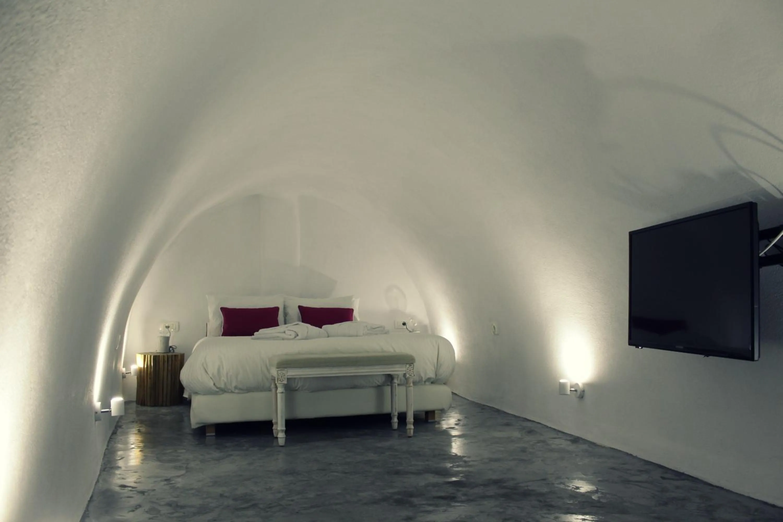 Bed in Akron Cliff Suite