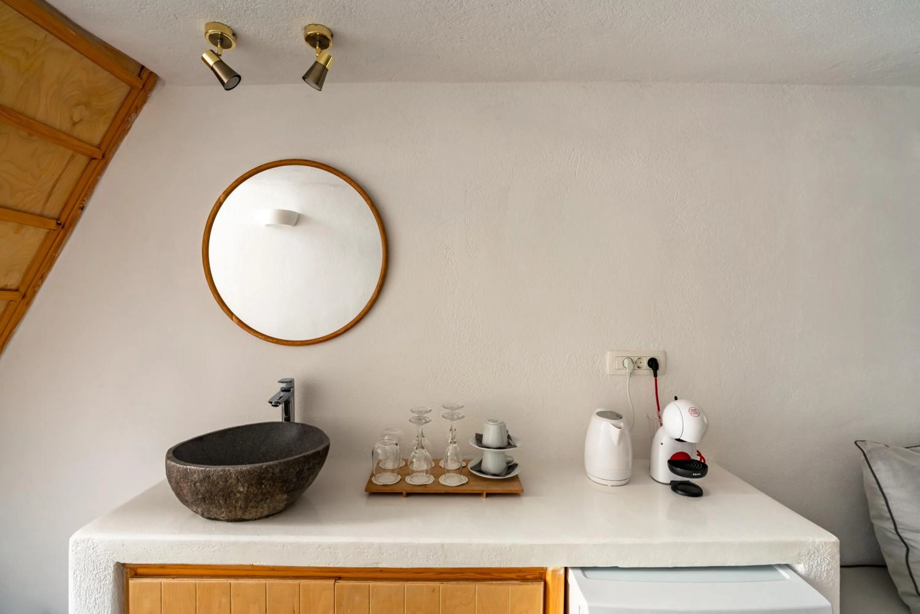 Coffee/tea facilities in Akron Cliff Suite