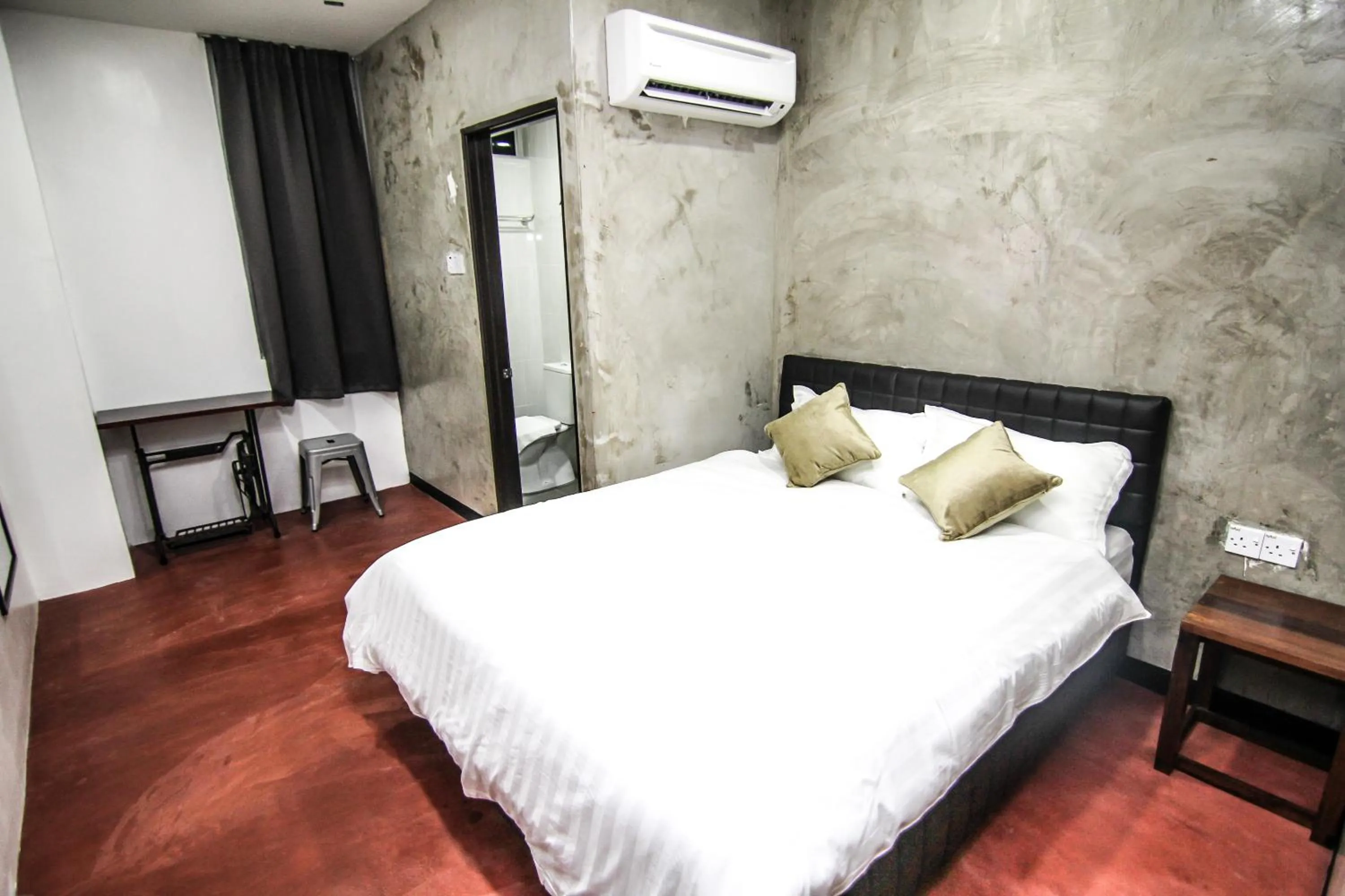 Photo of the whole room, Bed in Rock Wood Hotel