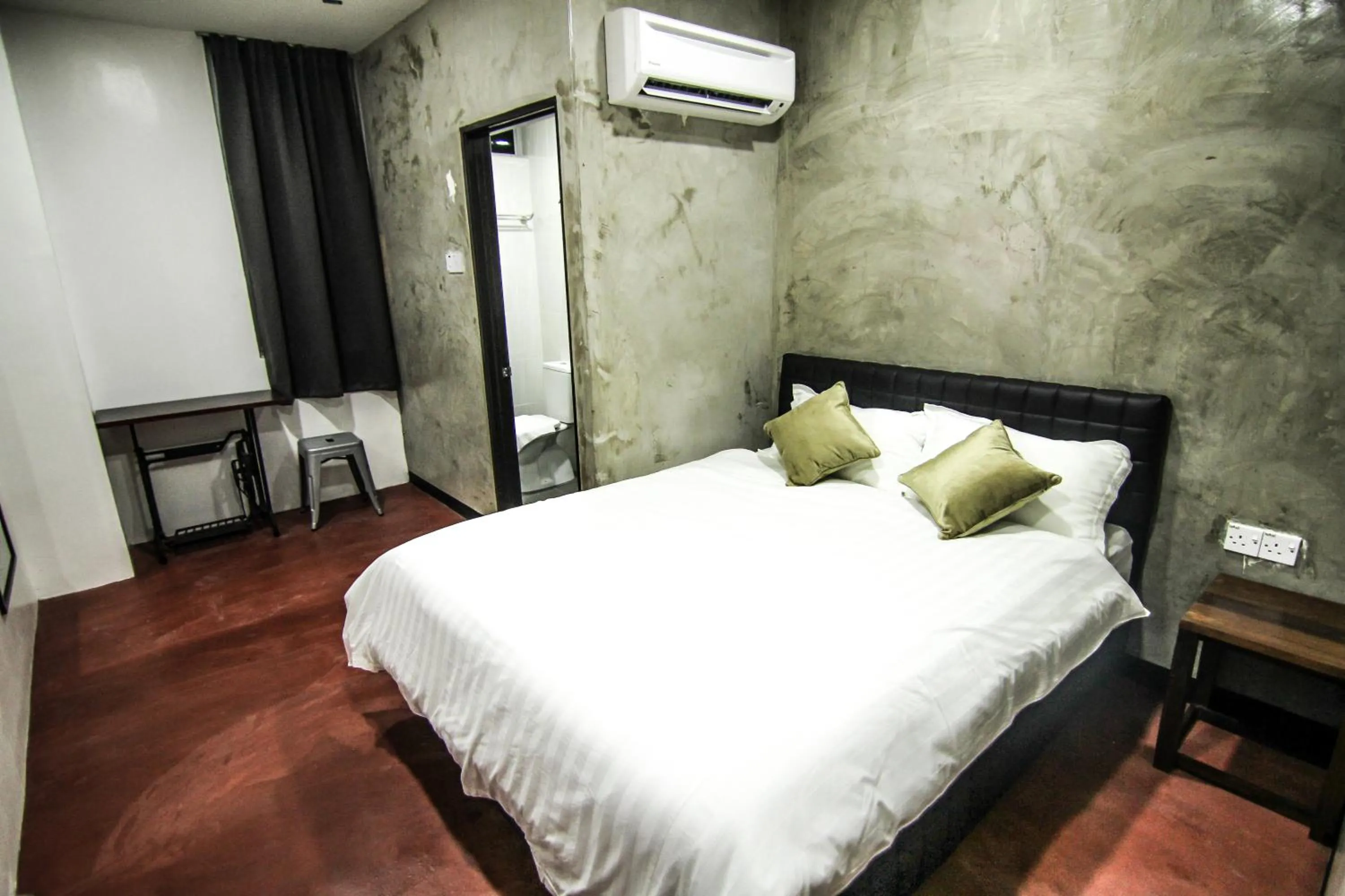 Photo of the whole room, Bed in Rock Wood Hotel