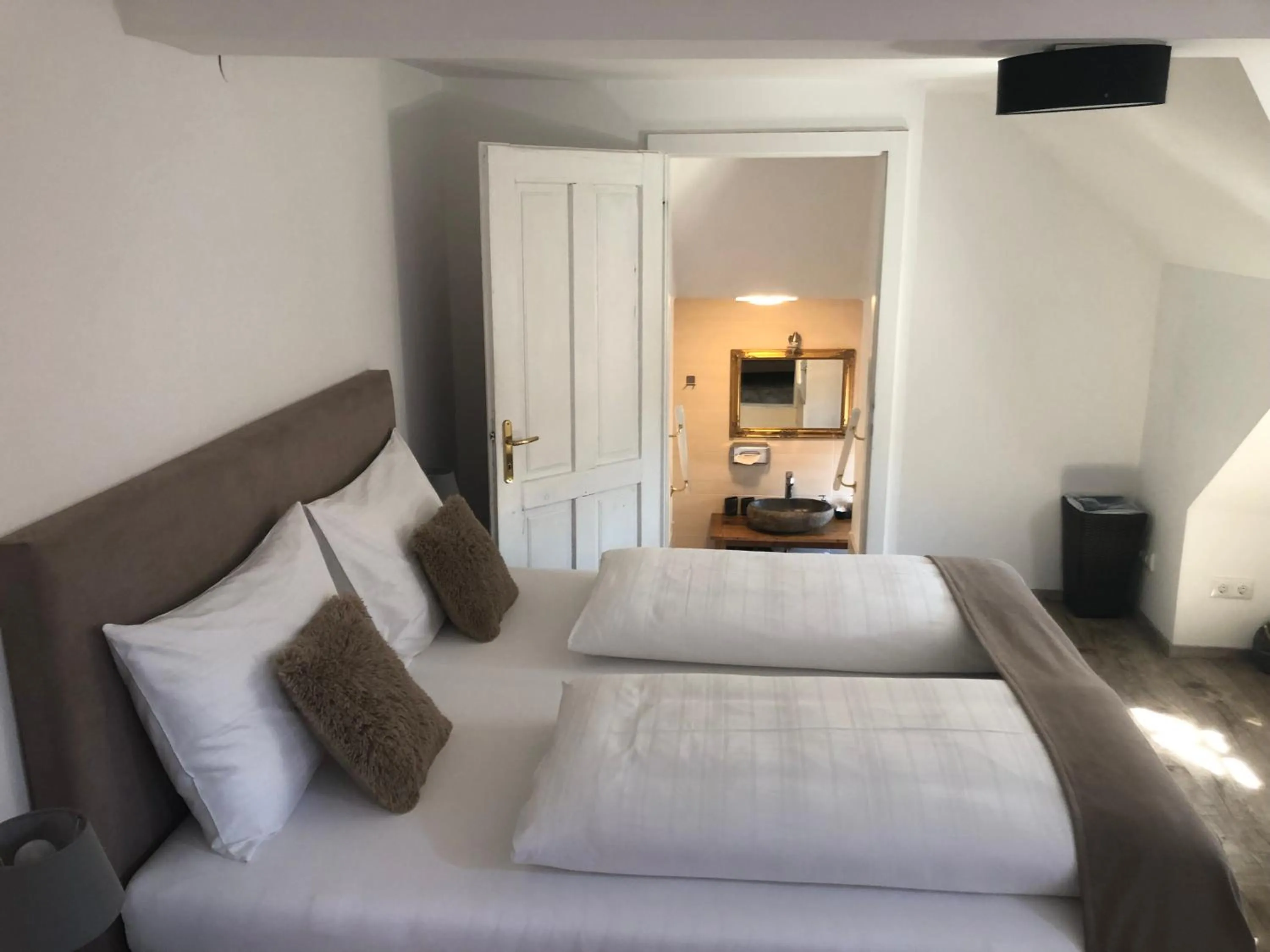 Photo of the whole room, Bed in Fenix Hall Boutique Hotel Hallstatt