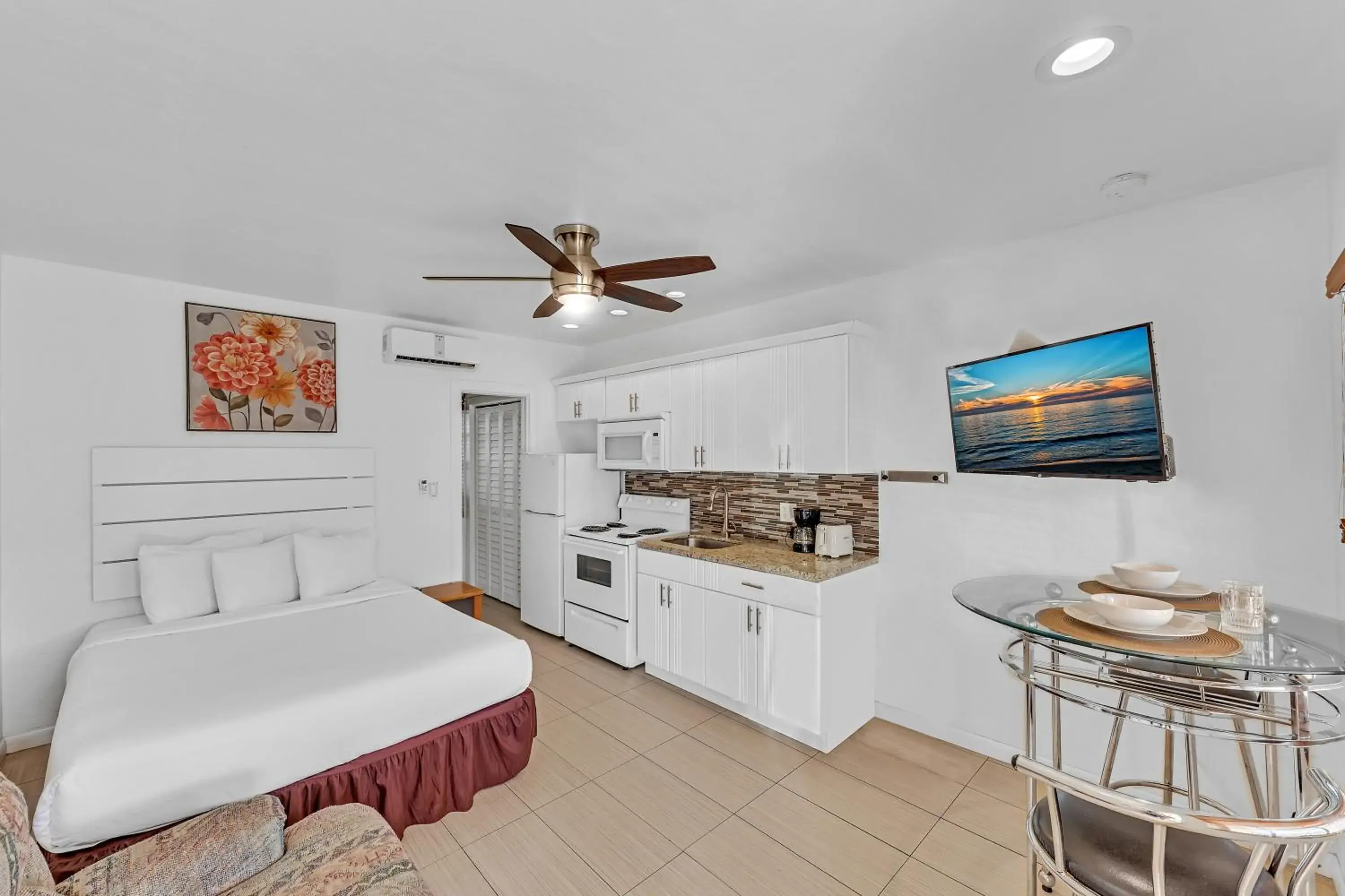 Deluxe Queen Studio in The Sunrise Deluxe Queen Studio in The Sunrise