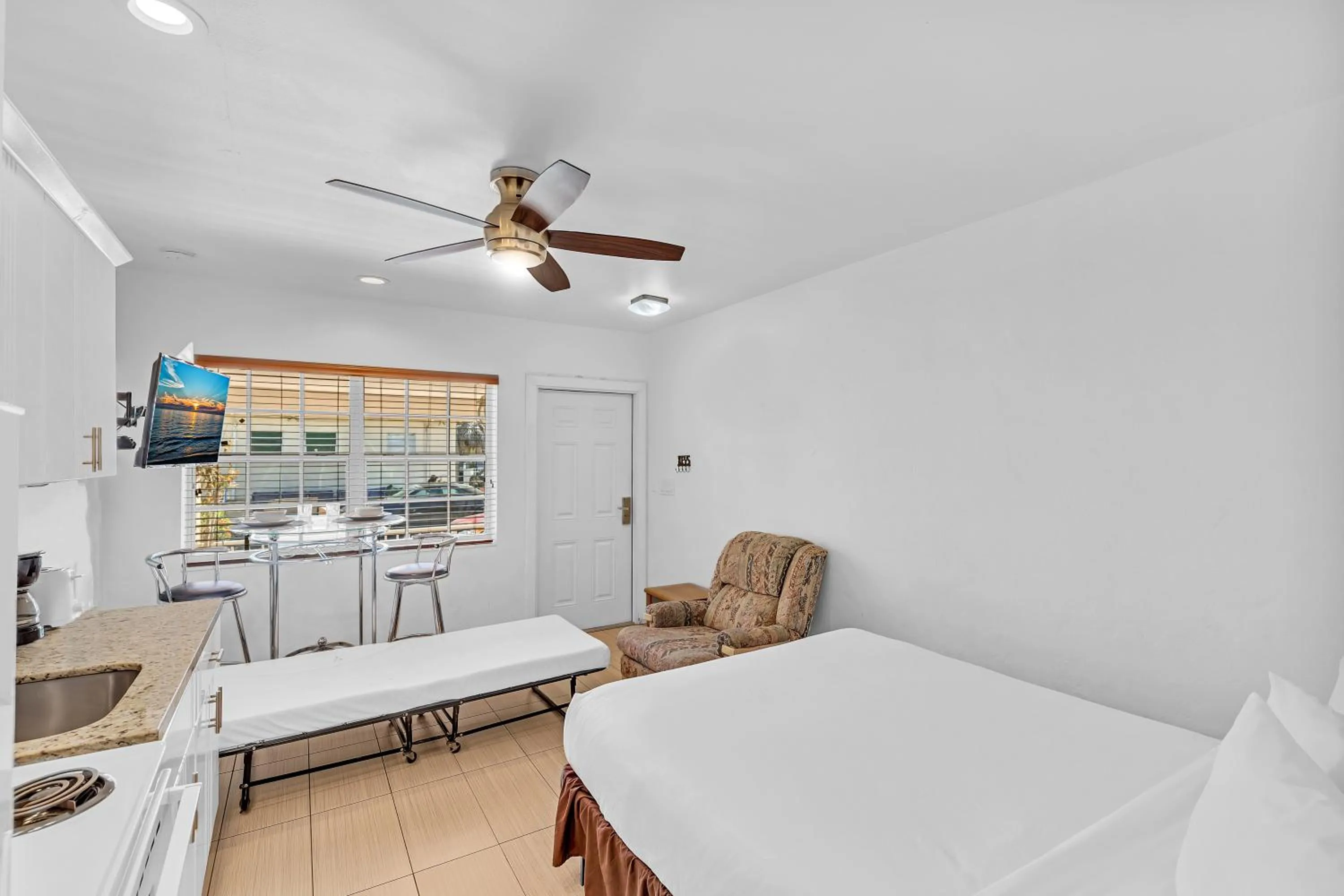 Photo of the whole room in The Sunrise