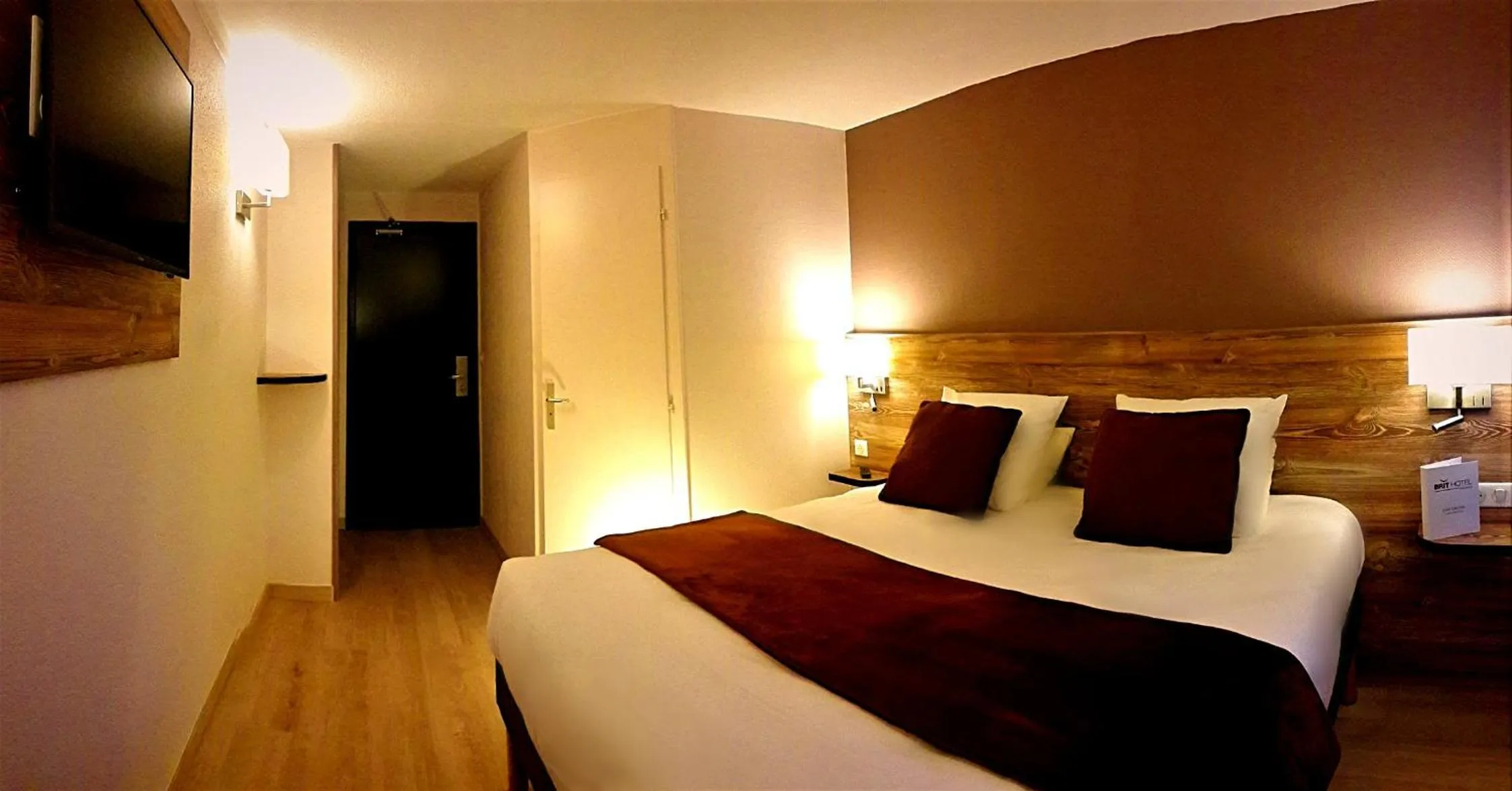 Photo of the whole room, Bed in Brit Hotel Confort Pau Lons