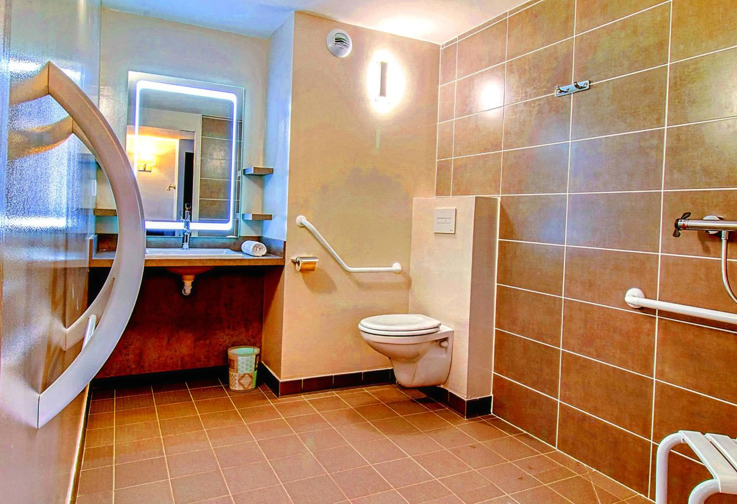 Bathroom in Brit Hotel Confort Pau Lons