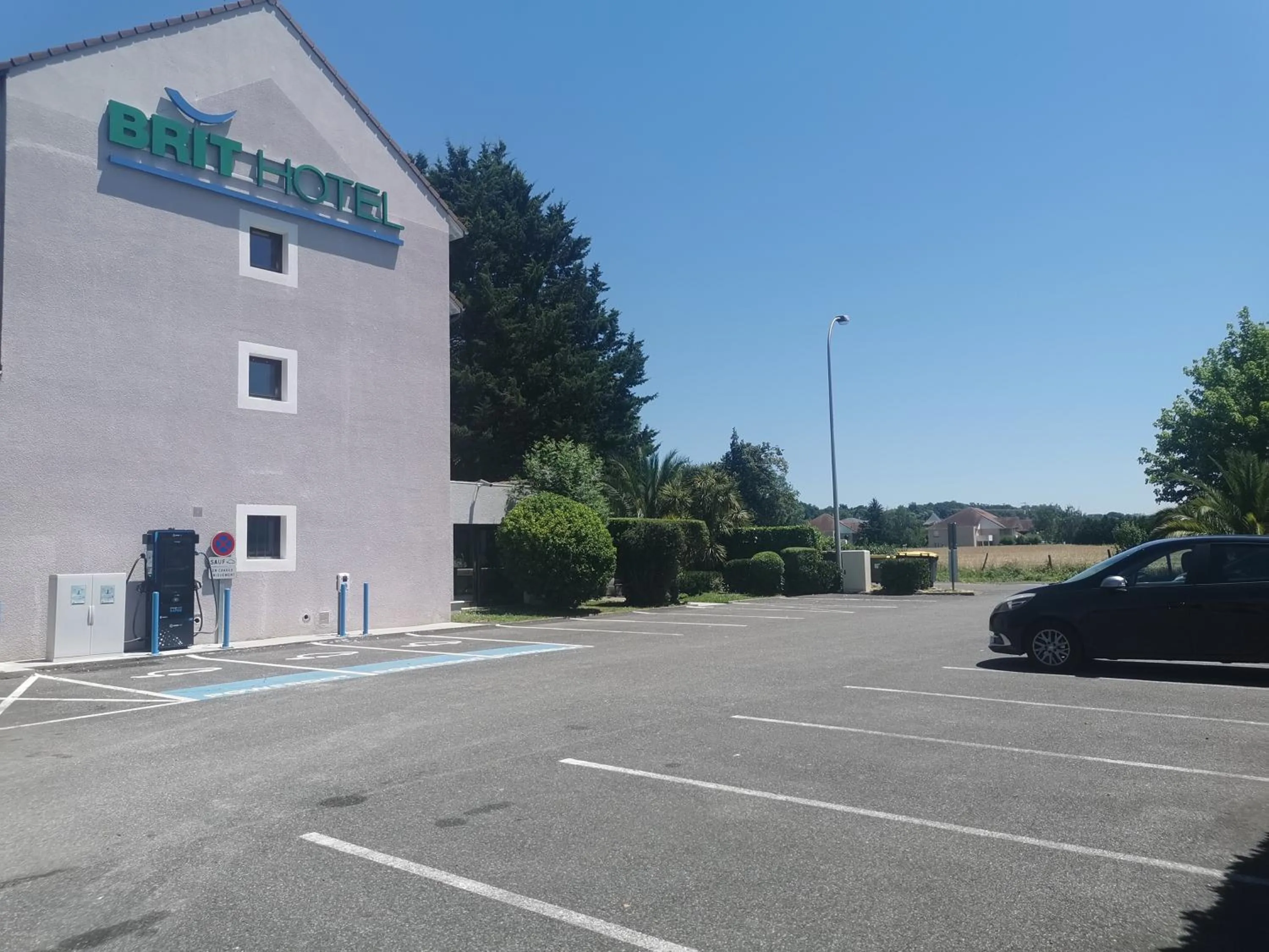 Parking in Brit Hotel Confort Pau Lons