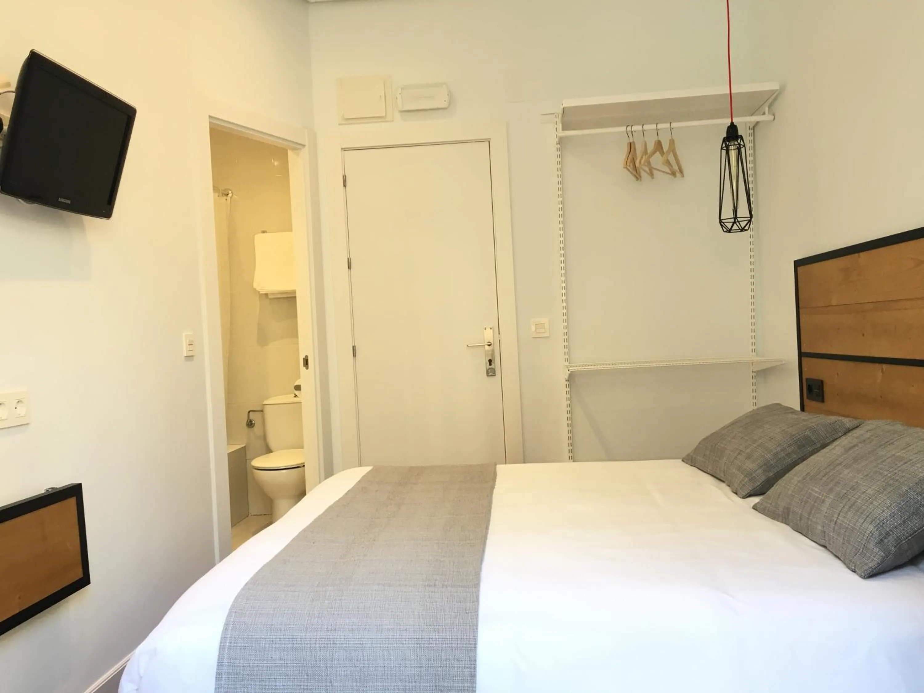 Photo of the whole room, Bed in Pensión La Perla