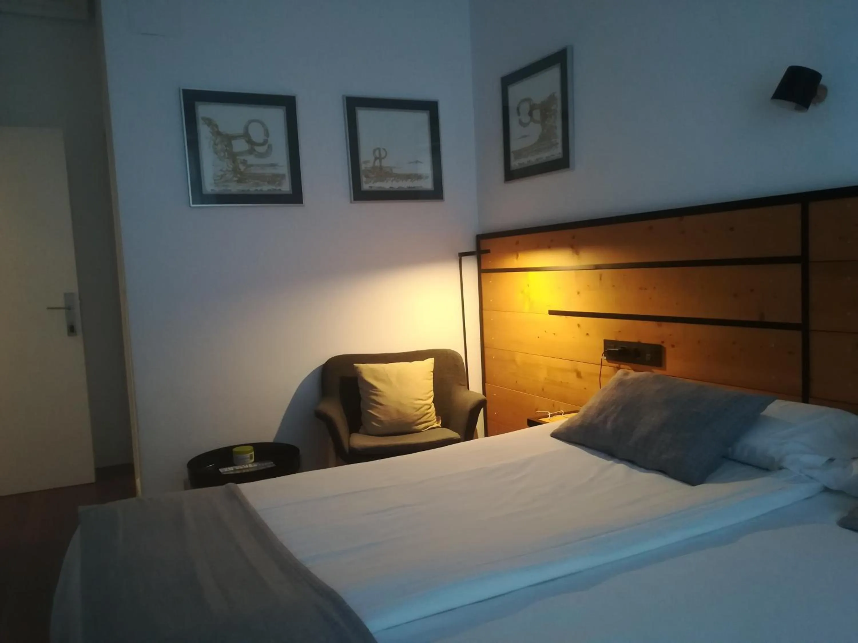 Living room, Bed in Pensión La Perla