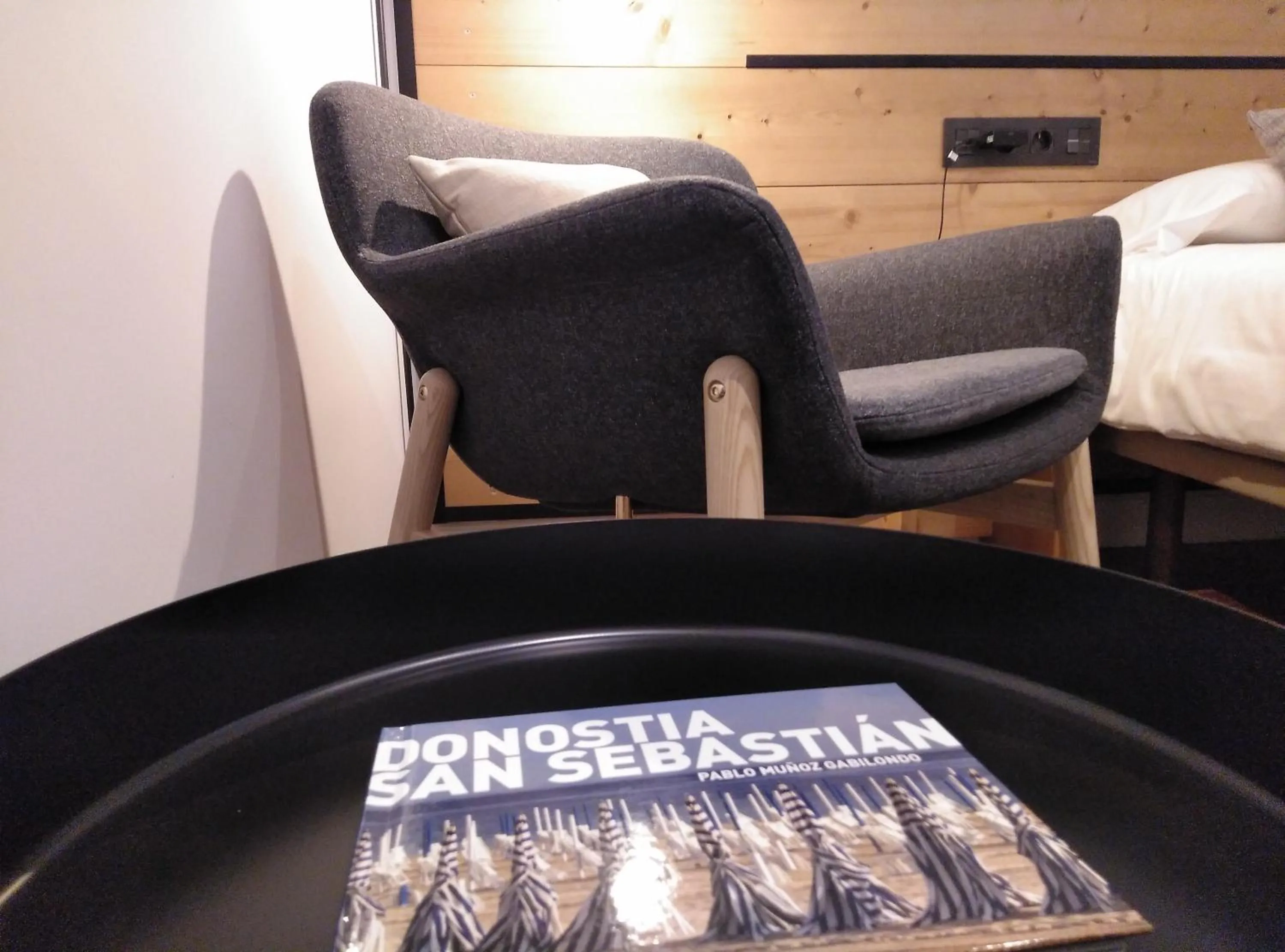 Living room, Bed in Pensión La Perla