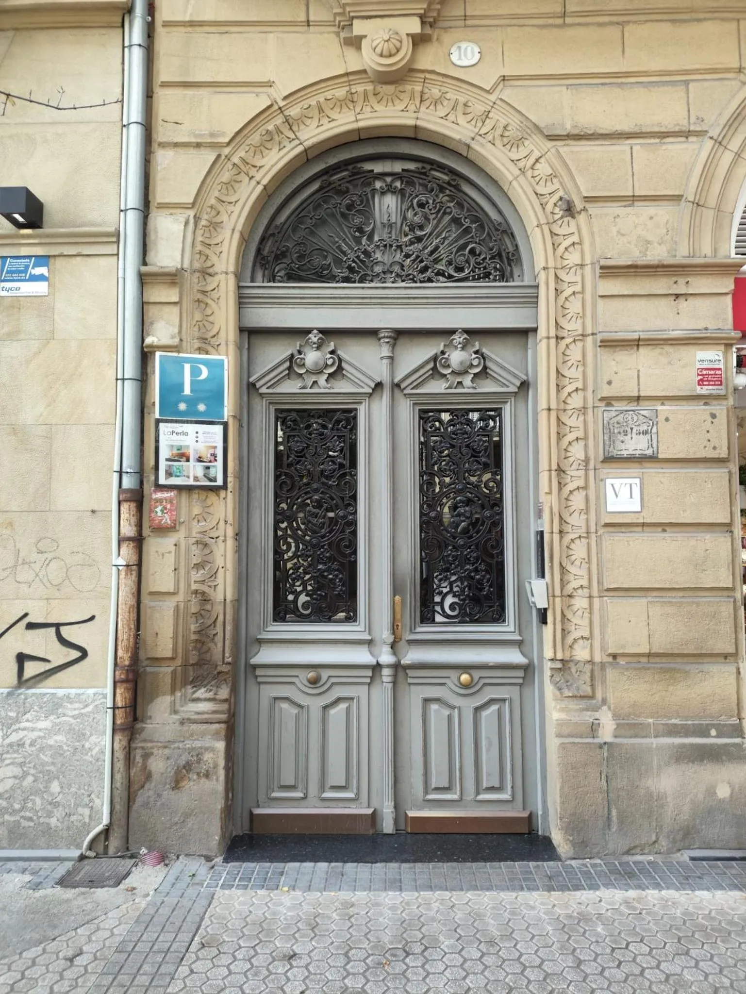 Facade/entrance in Pensión La Perla