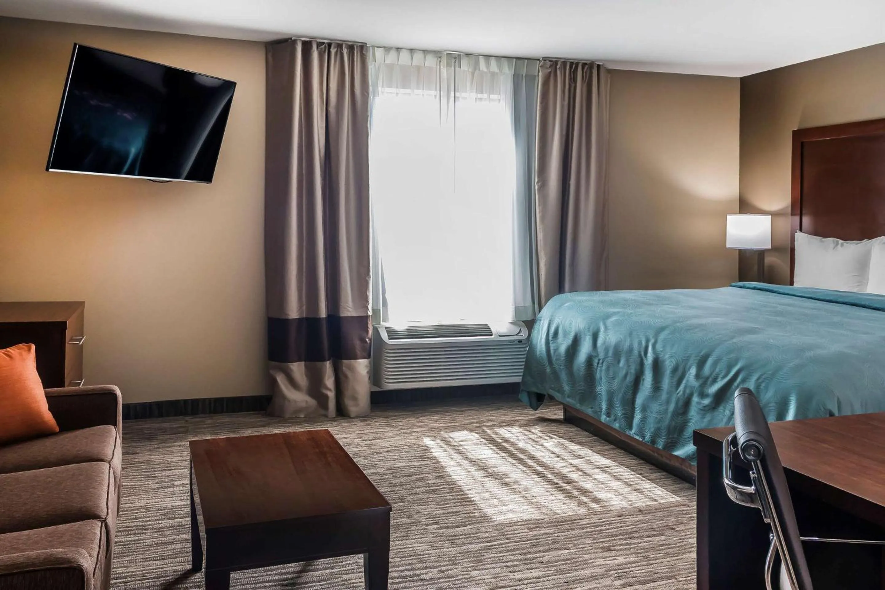 Photo of the whole room, Bed in MainStay Suites Edinburg South