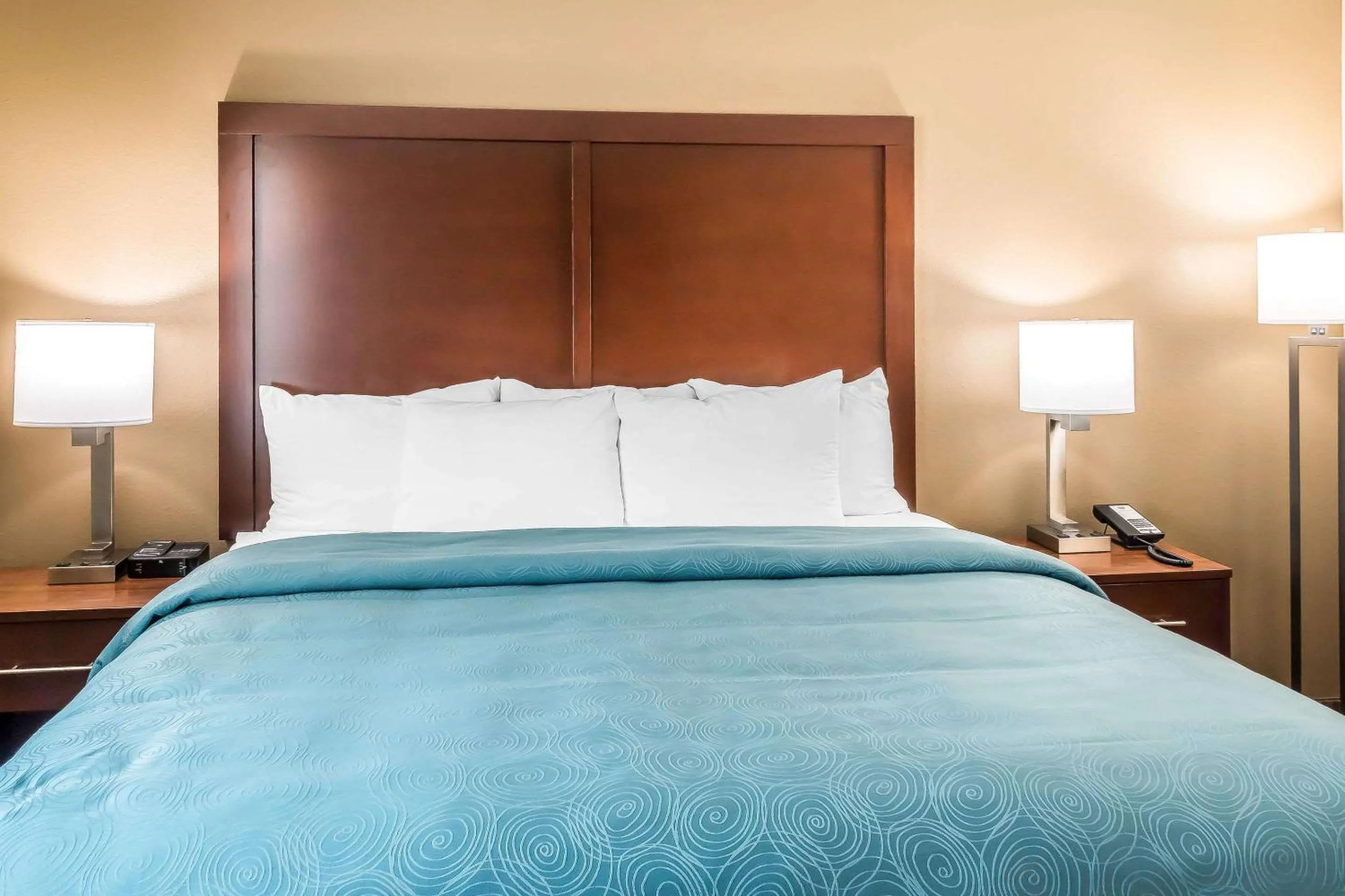 Photo of the whole room, Bed in MainStay Suites Edinburg South