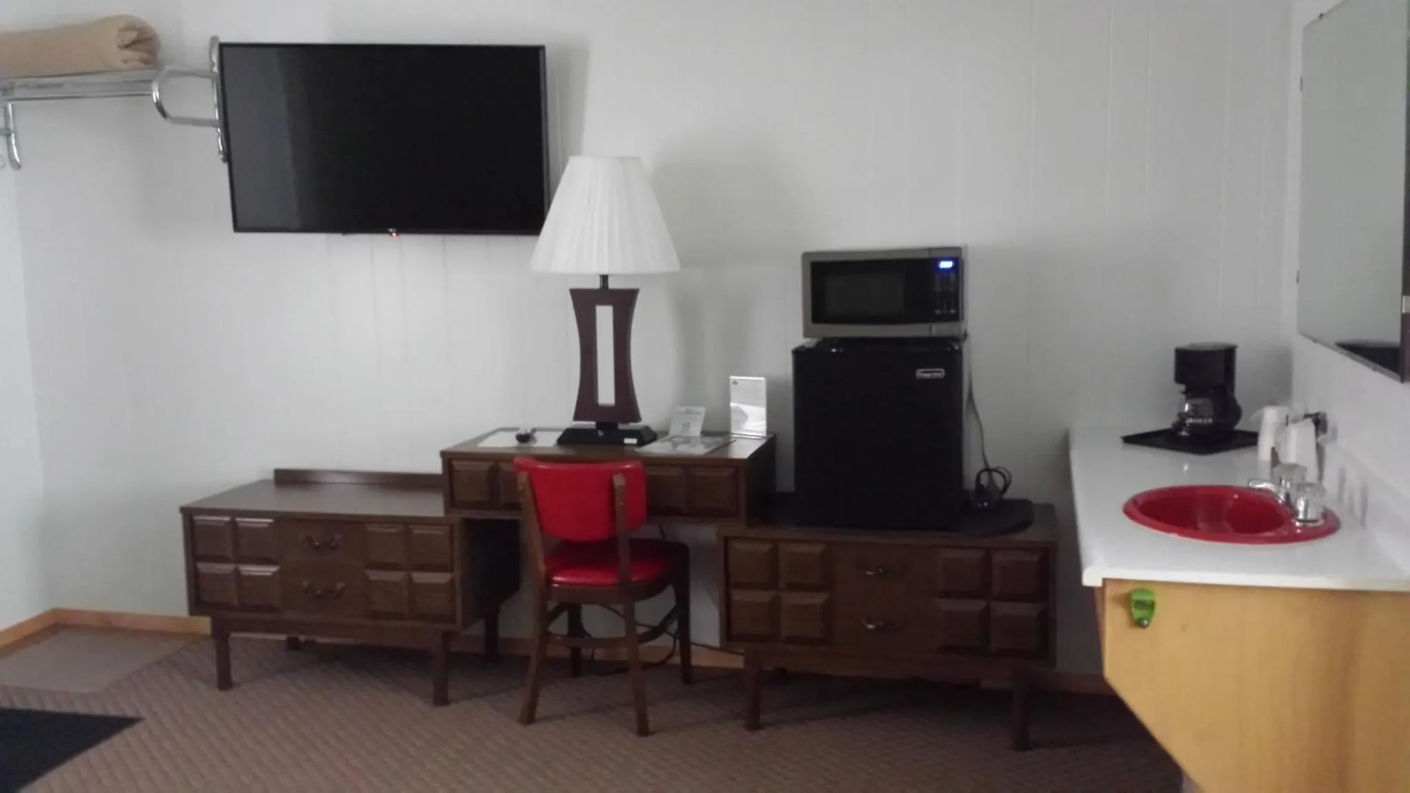 Communal lounge/ TV room in Cedars Motel