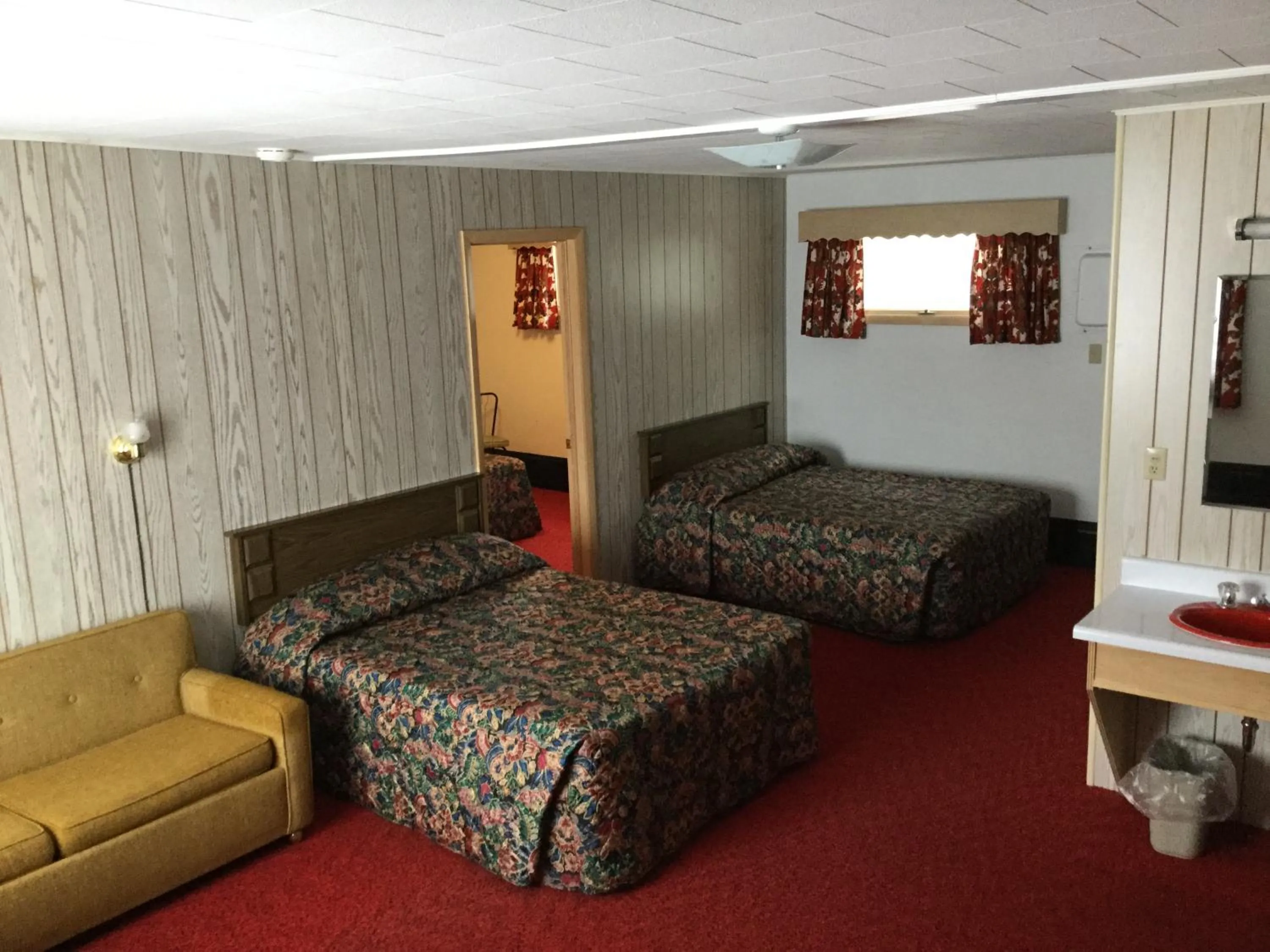Bedroom in Cedars Motel
