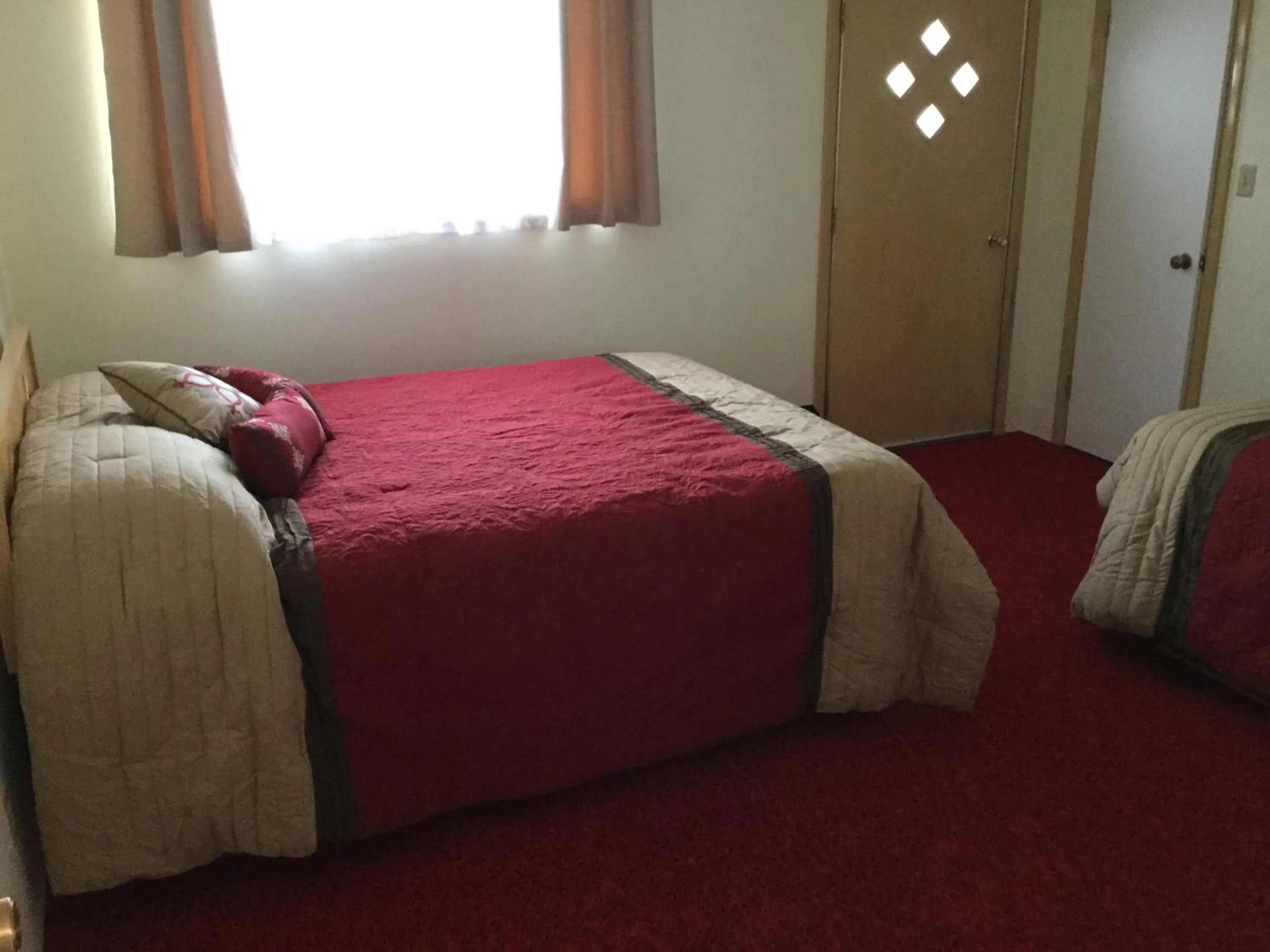 Bedroom in Cedars Motel
