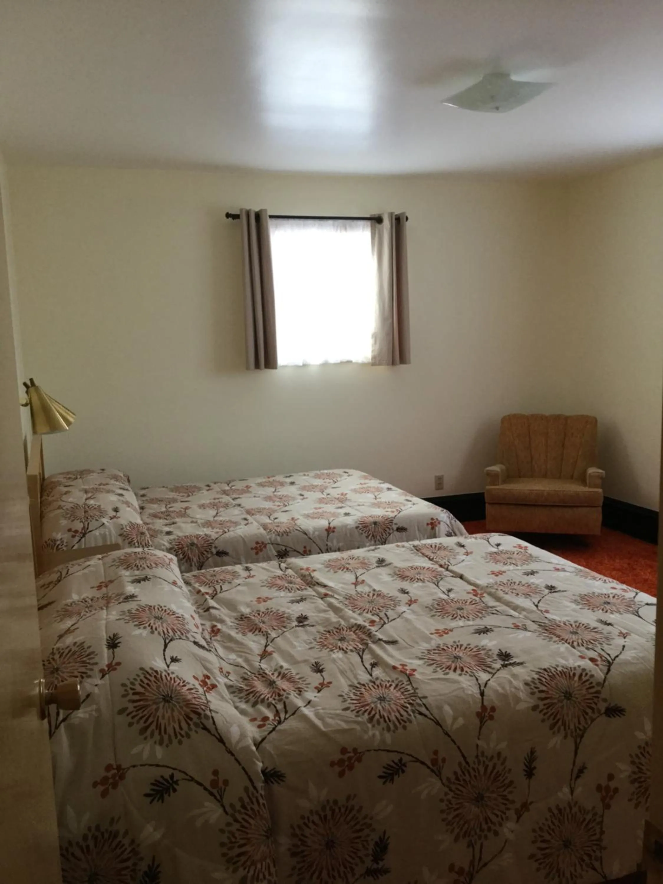 Bedroom in Cedars Motel