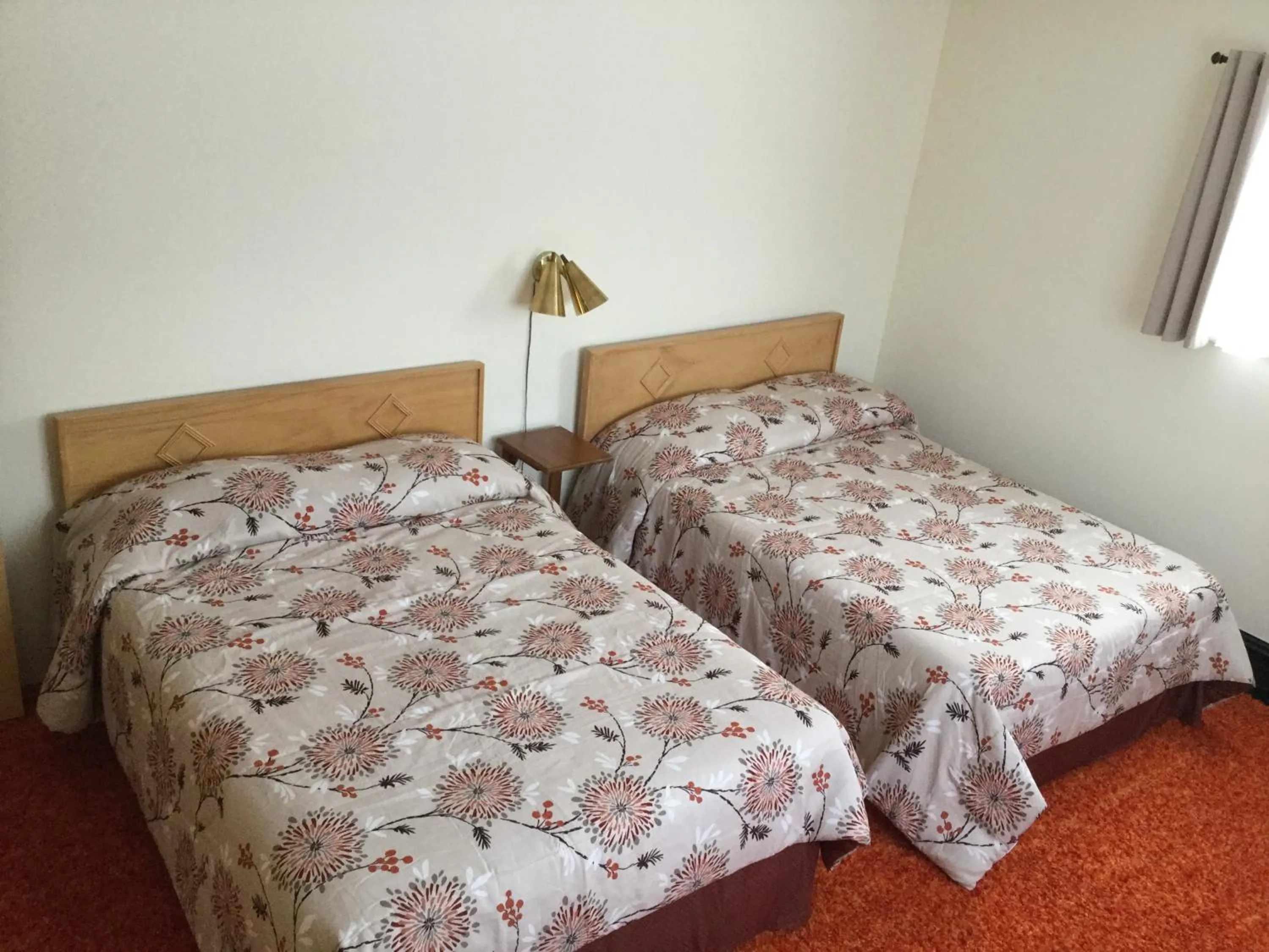 Bedroom in Cedars Motel