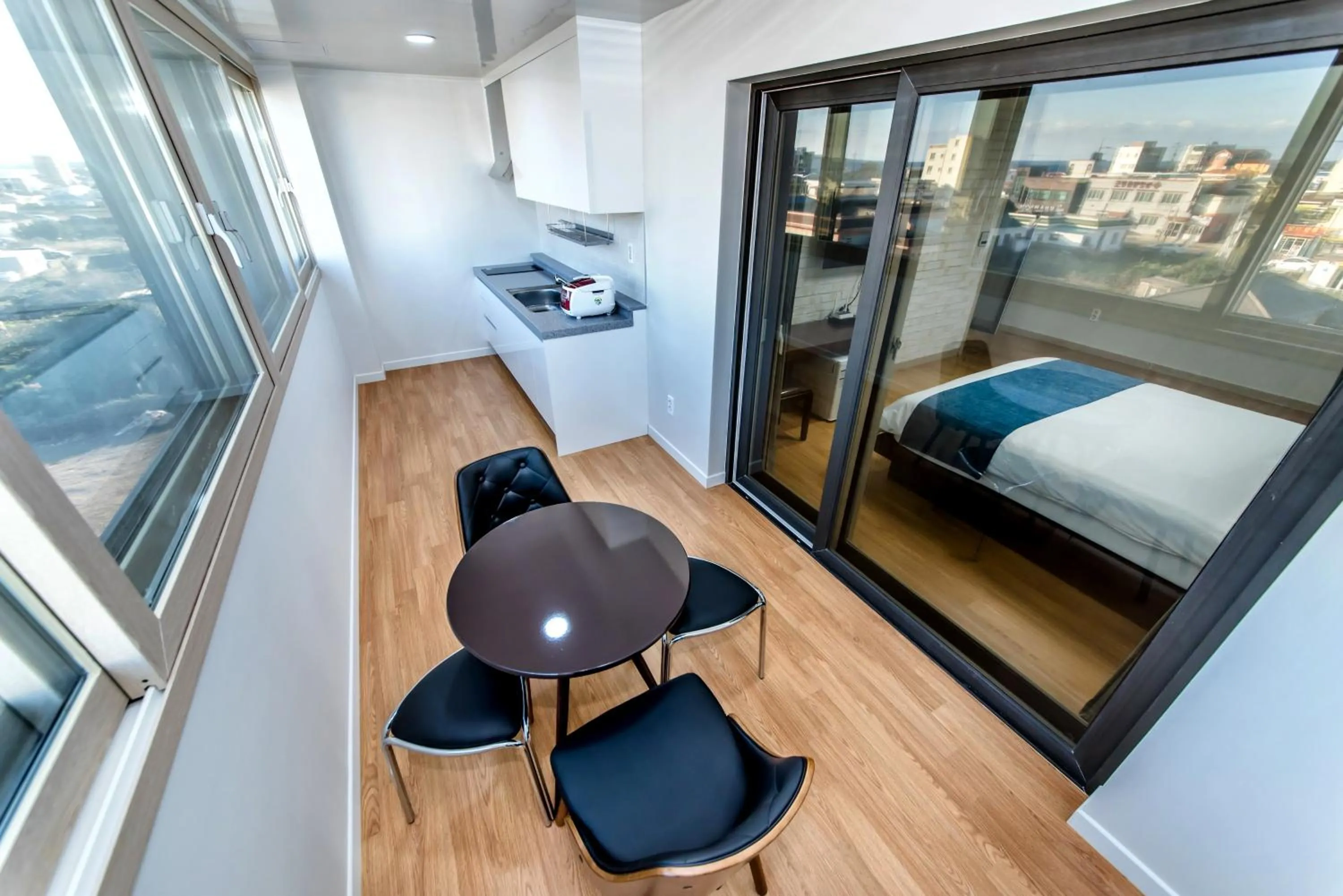 Kitchen or kitchenette, Bed in Hu An Stay Hotel