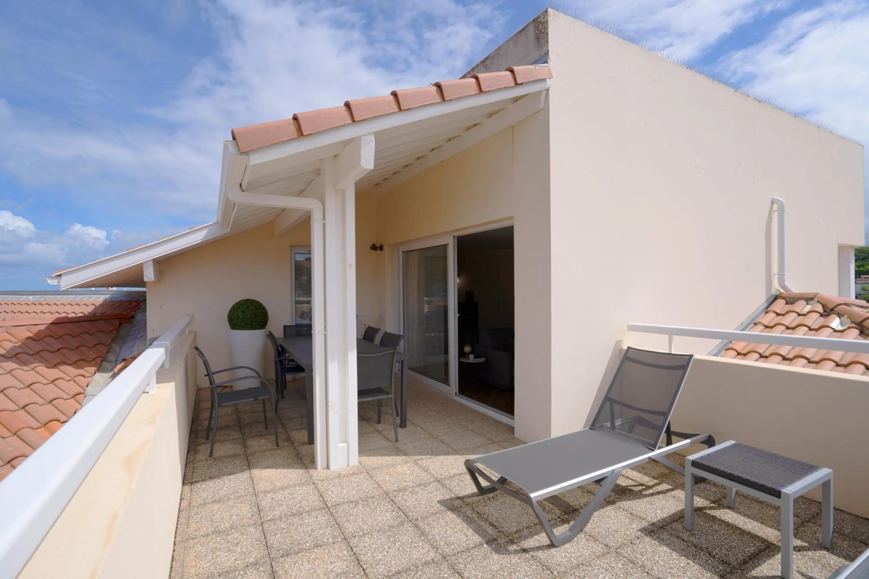 Patio in Hôtel Jules Verne Biarritz