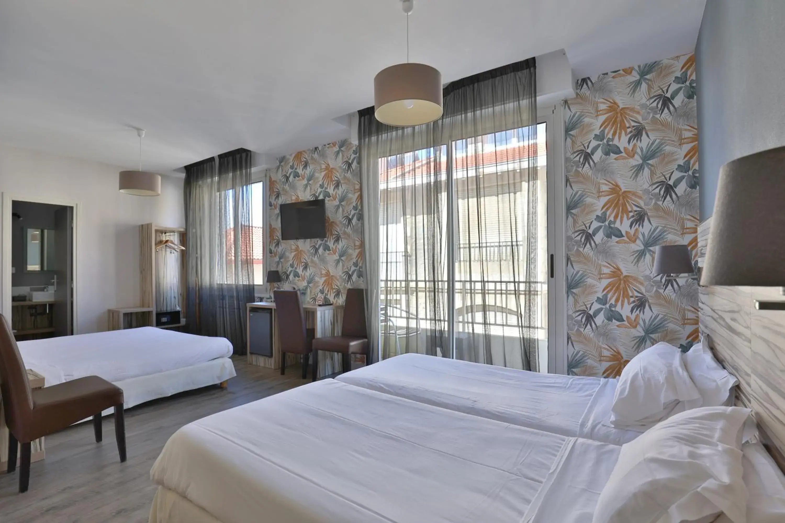 Quadruple Room in Hotel Marbella Quadruple Room in Hotel Marbella