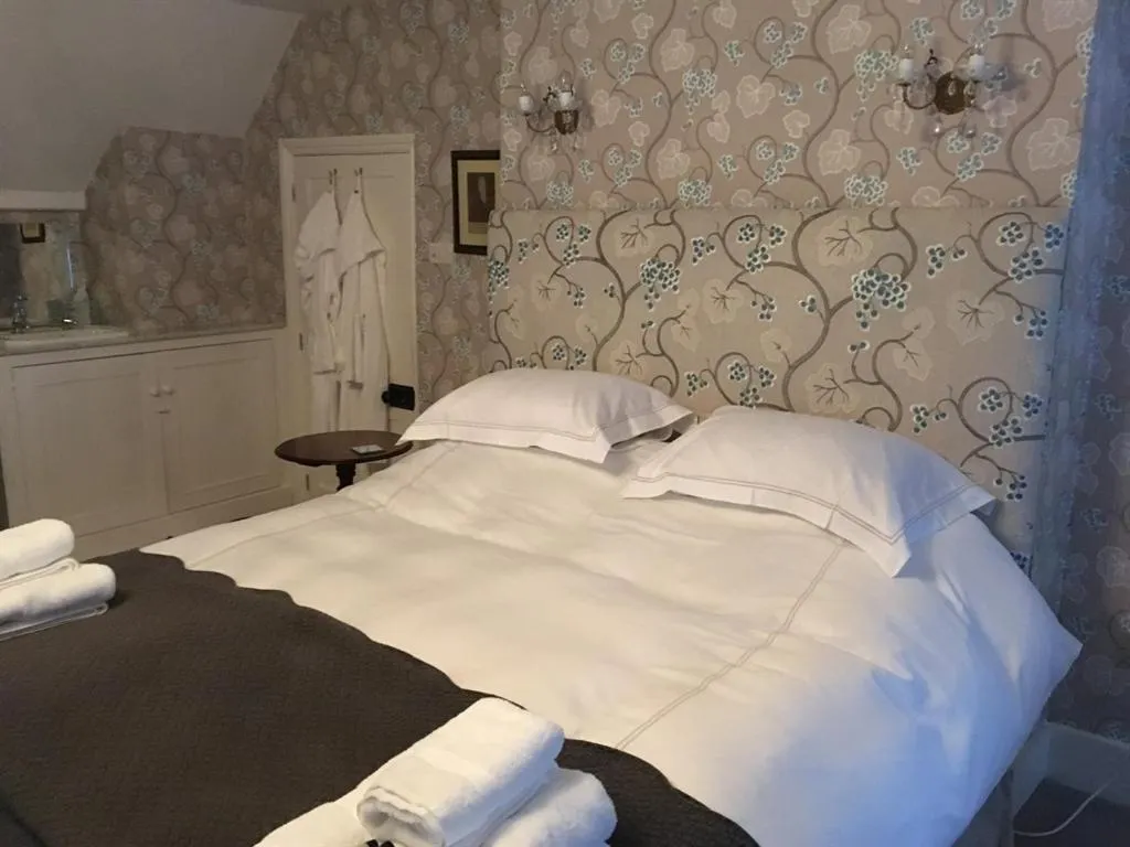 Bedroom, Bed in Clare Cottage
