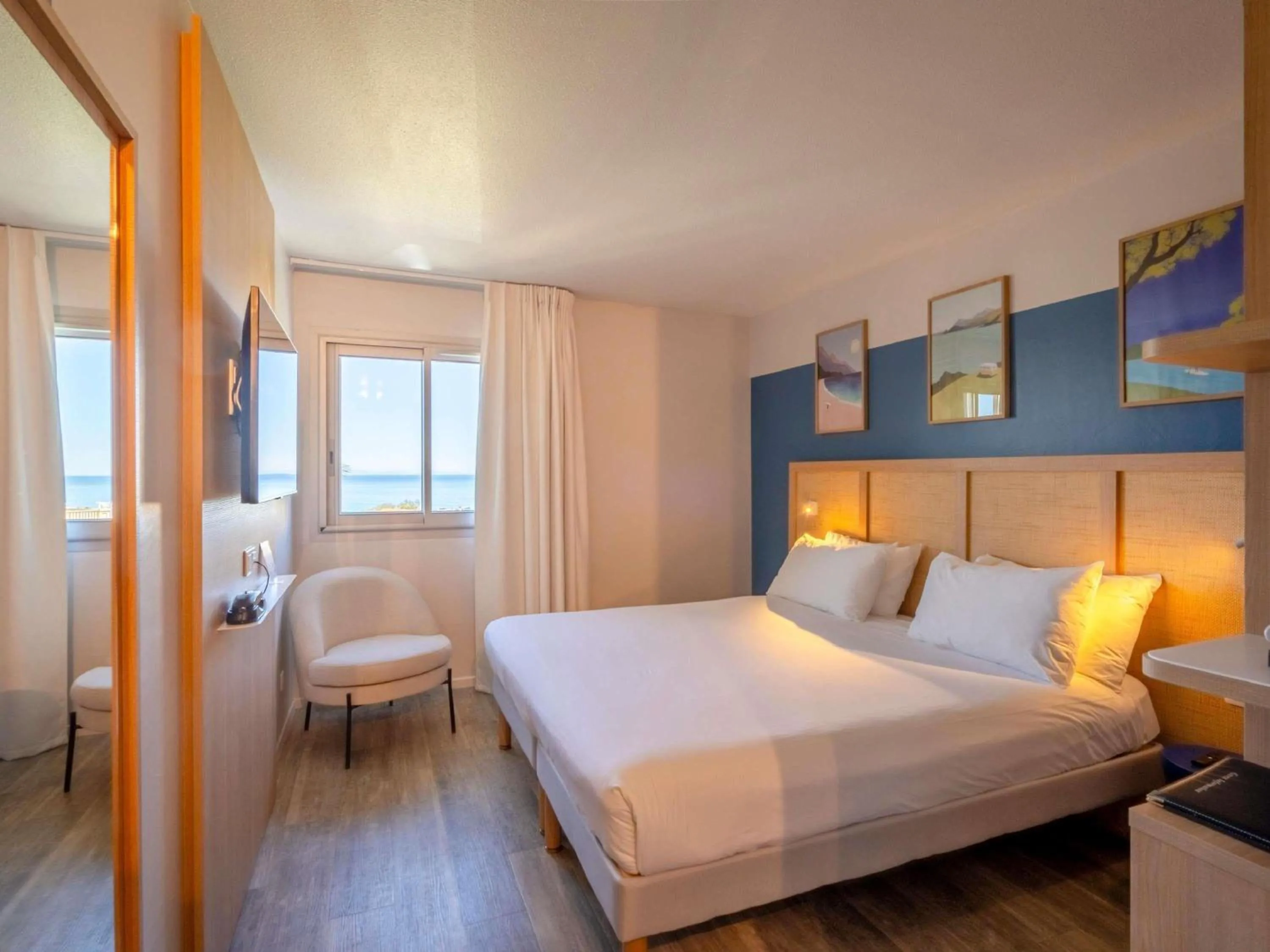 Bedroom, Bed in ibis Styles Biarritz Plage