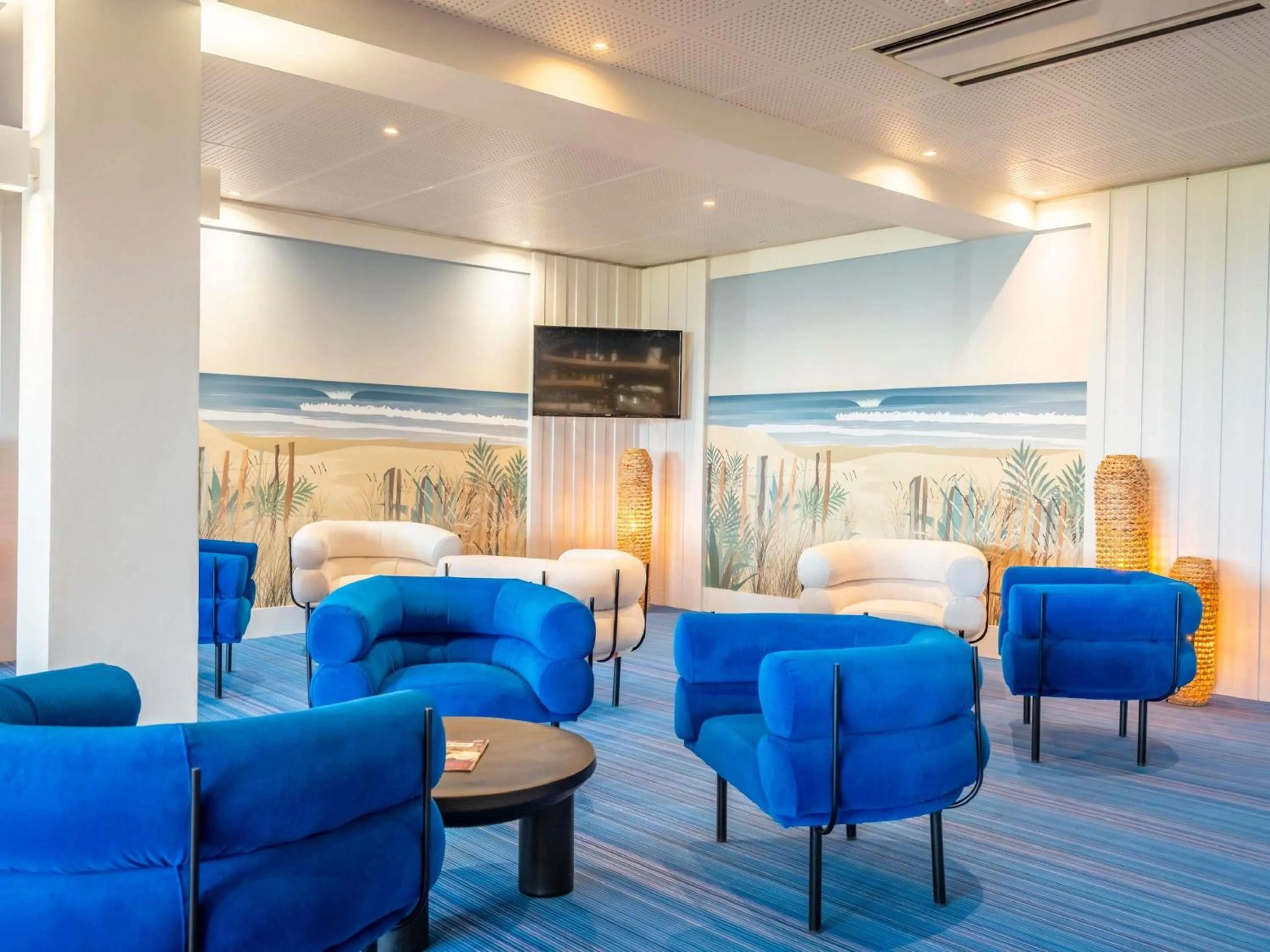 Lounge or bar in ibis Styles Biarritz Plage