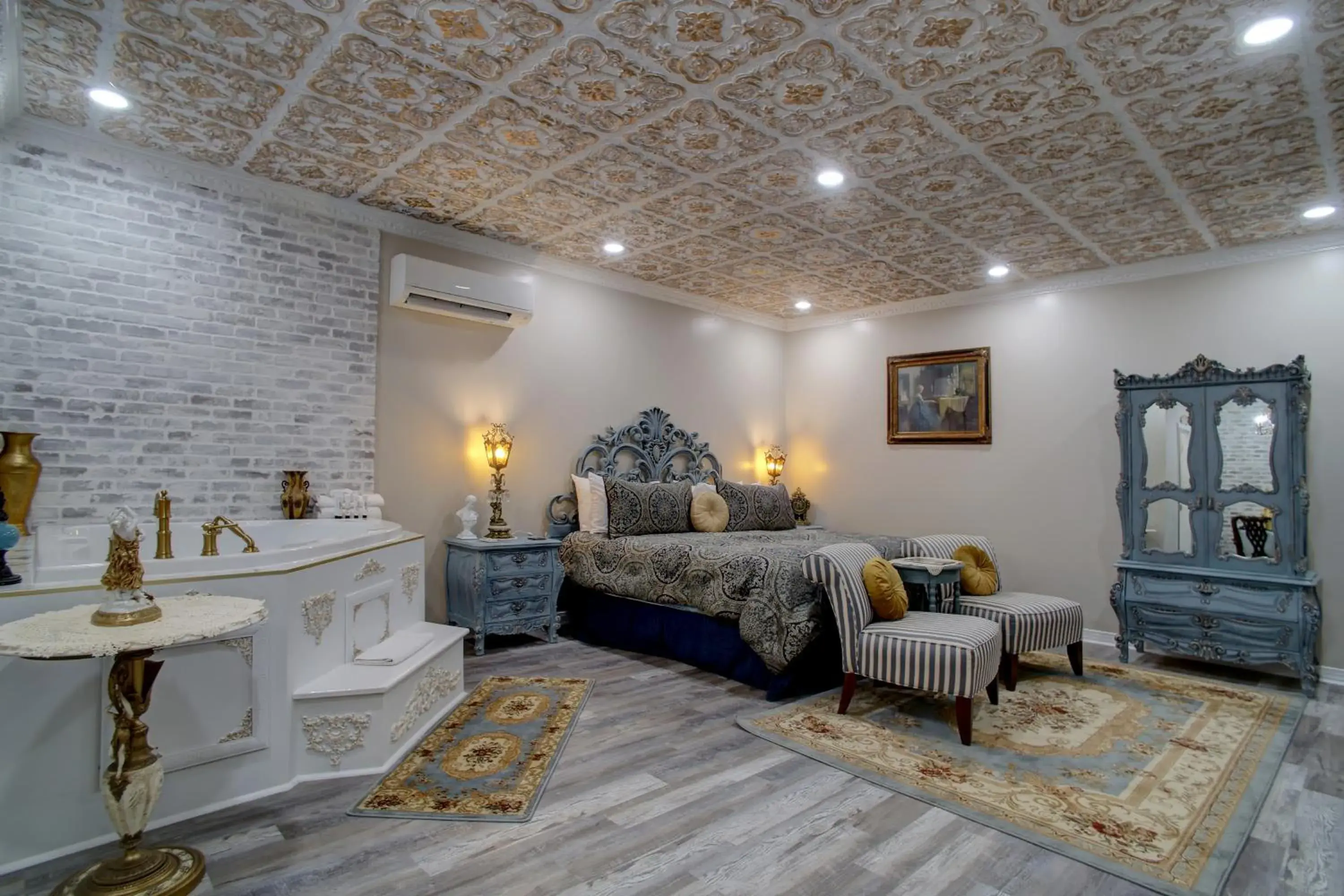 Bed in McMillan Inn Bed in McMillan Inn